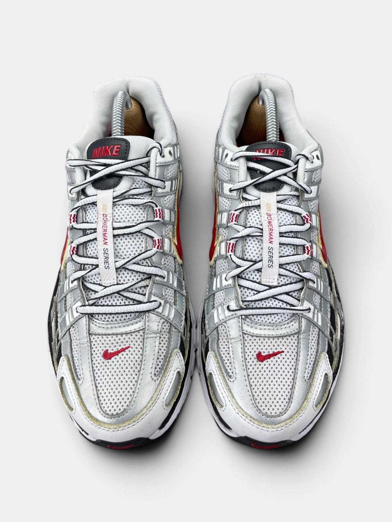 Nike P-6000 Metallic Silver Red — buty sportowe męskie w bardzo dobrym stanie rozmiar 42, widok z góry