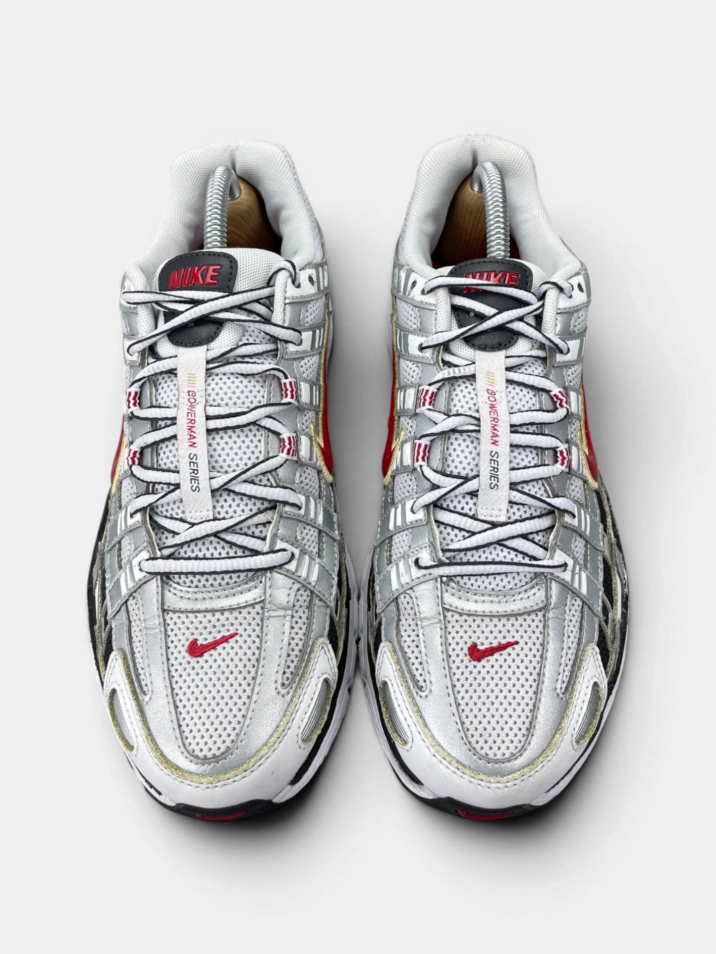 Nike P-6000 Metallic Silver Red — buty sportowe męskie w bardzo dobrym stanie rozmiar 42, widok z góry