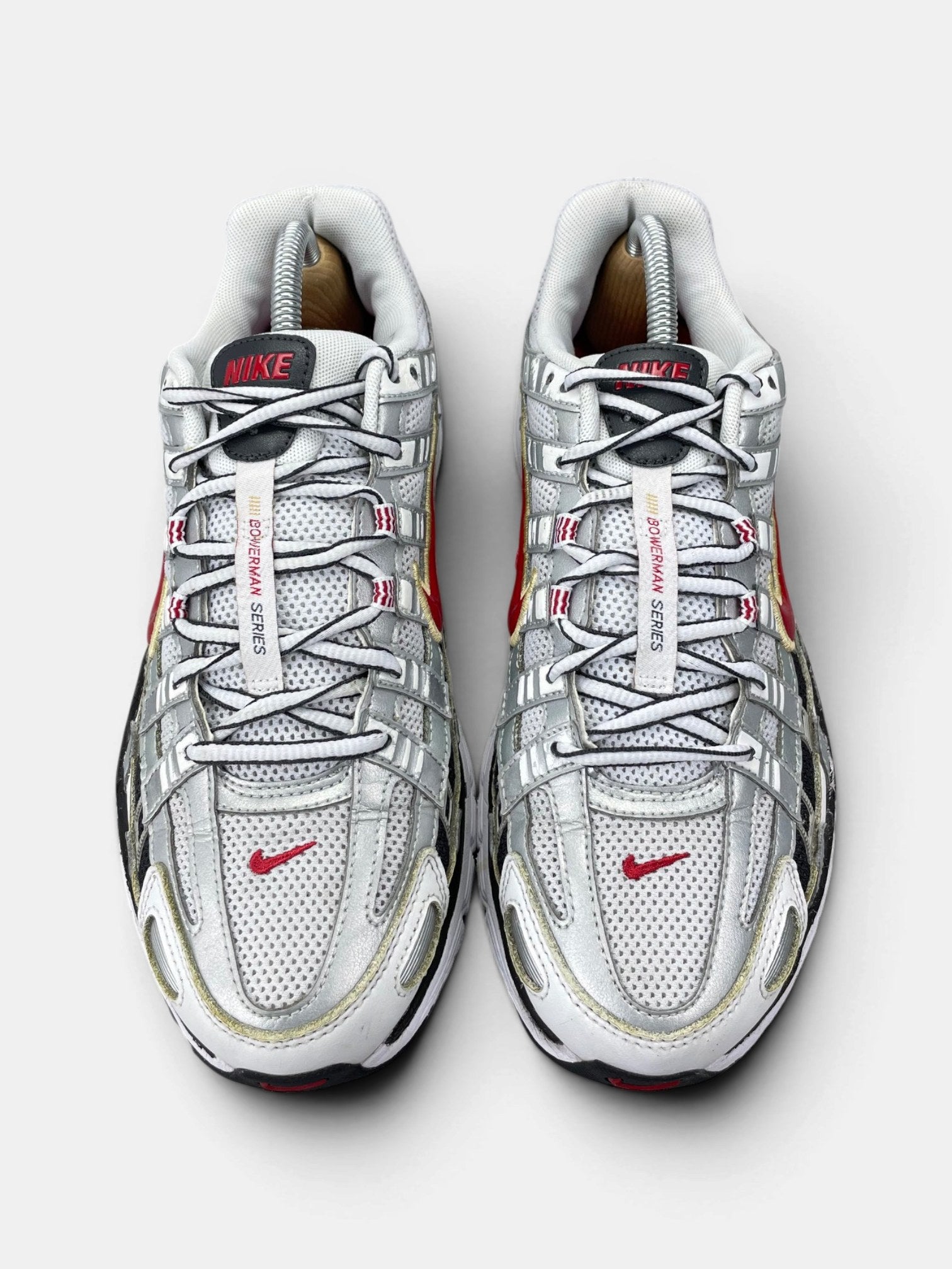 Nike P-6000 Metallic Silver Red — buty sportowe męskie w bardzo dobrym stanie rozmiar 42, widok z góry