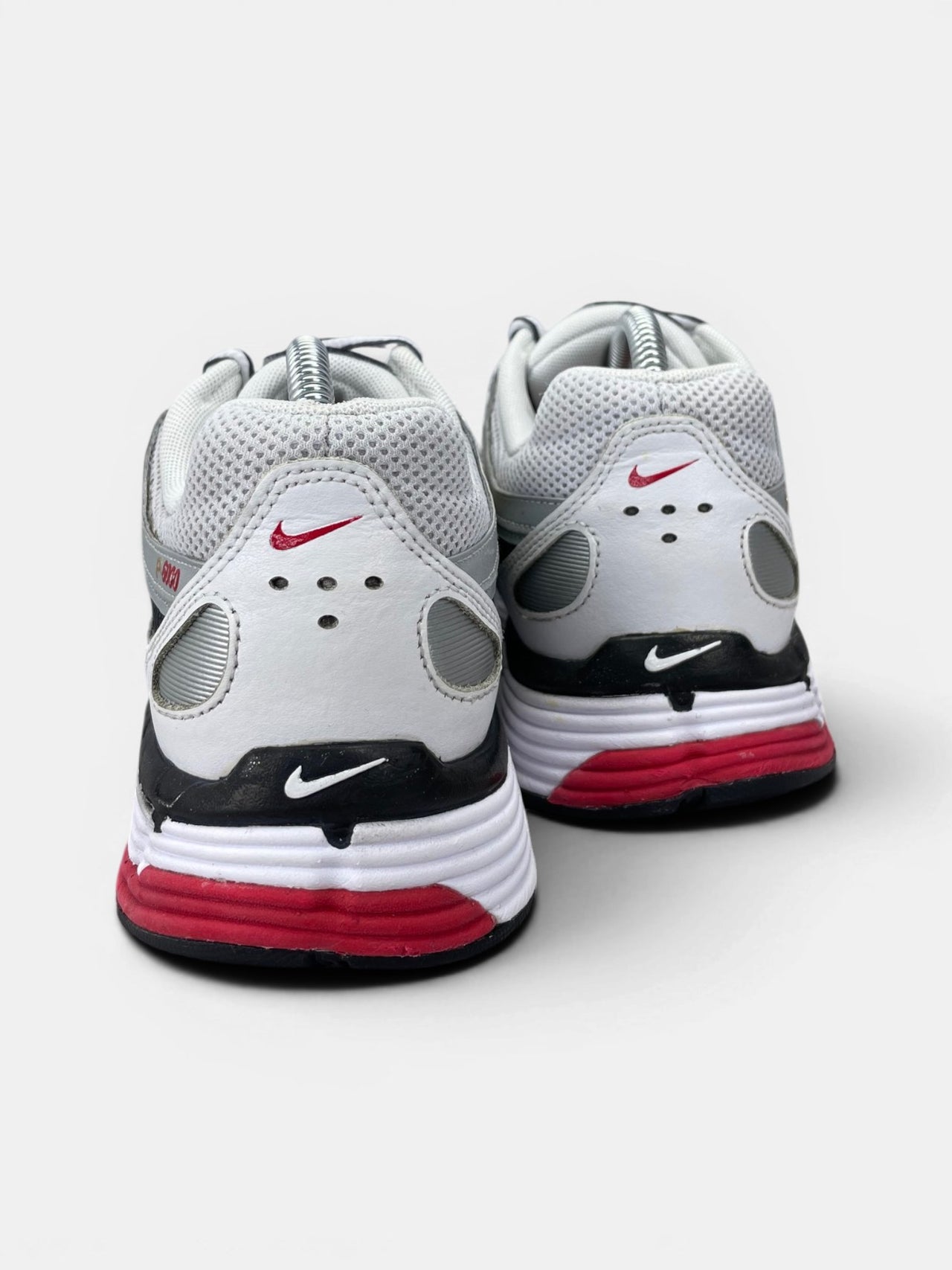 Nike P-6000 Metallic Silver Red — buty sportowe męskie w bardzo dobrym stanie rozmiar 42, widok z tyłu