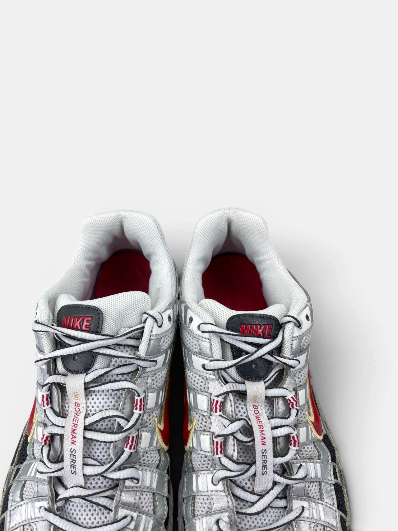 Nike P-6000 Metallic Silver Red — buty sportowe męskie w bardzo dobrym stanie rozmiar 42, zapiętki butów