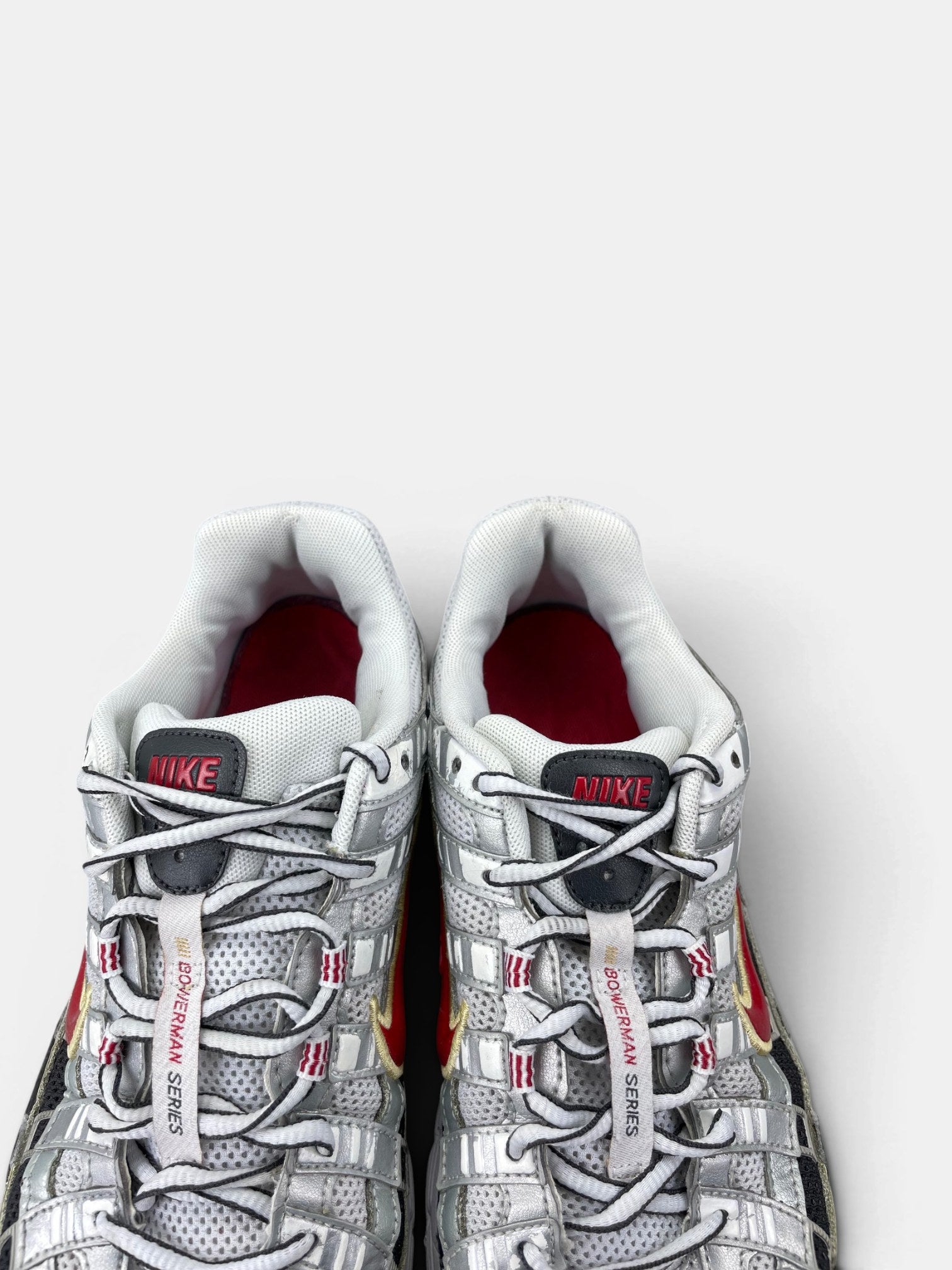 Nike P-6000 Metallic Silver Red — buty sportowe męskie w bardzo dobrym stanie rozmiar 42, zapiętki butów