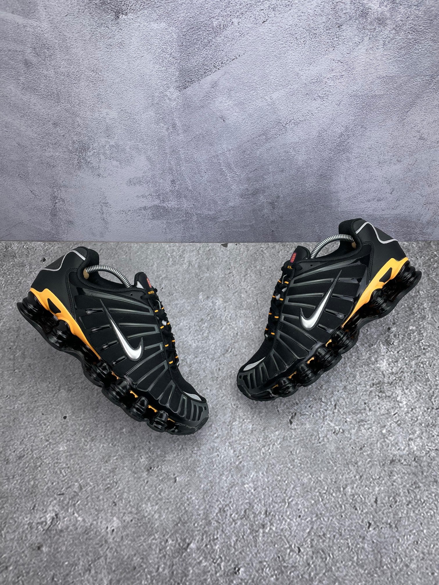 Nike Shox TL IF7119-001 - buty sportowe, widok z góry na zewnętrzną stronę butów