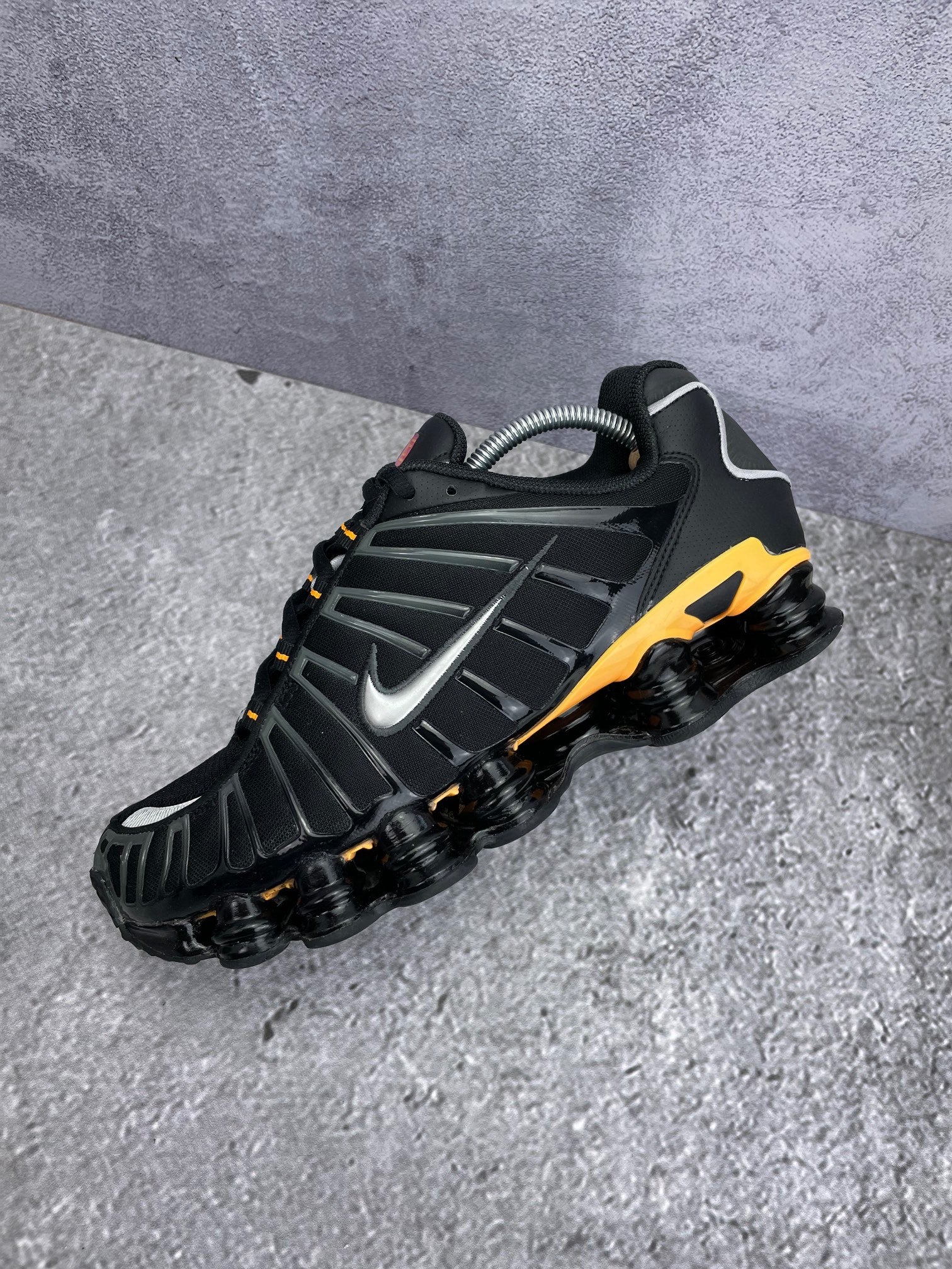 Nike Shox TL IF7119-001 - buty sportowe, widok z góry na wewnętrzną stronę butów
