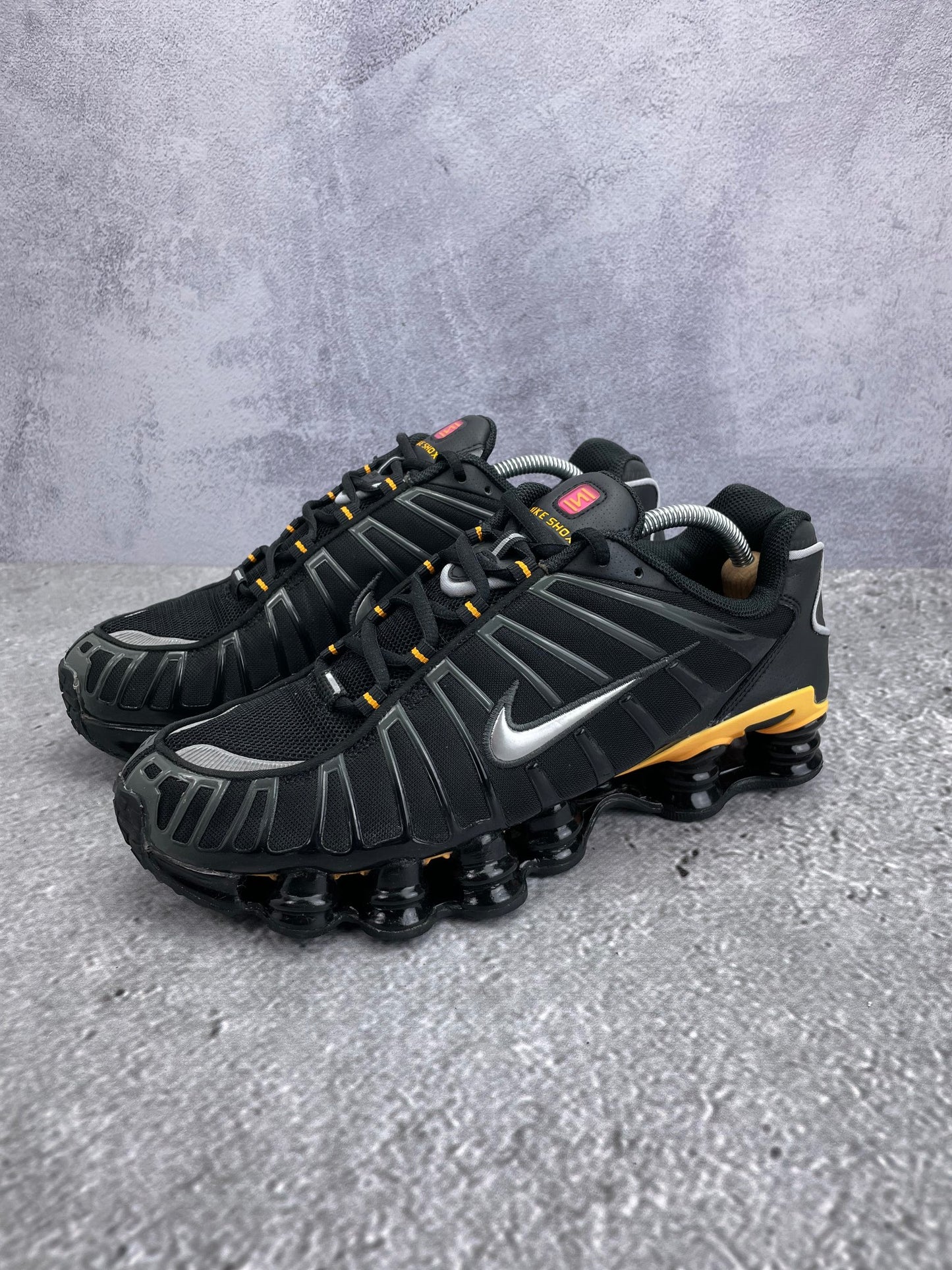 Nike Shox TL IF7119-001 - buty sportowe, widok z boku na tle studyjnym