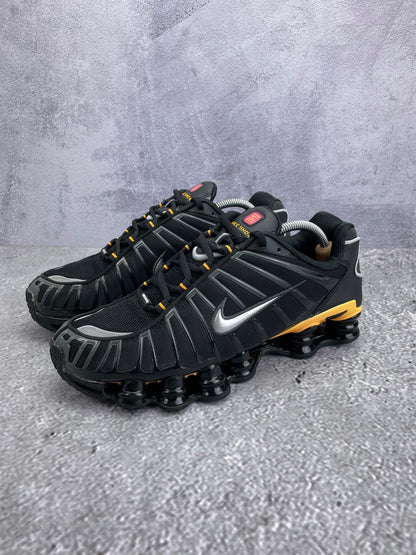 Nike Shox TL IF7119-001 - buty sportowe, widok z boku na tle studyjnym