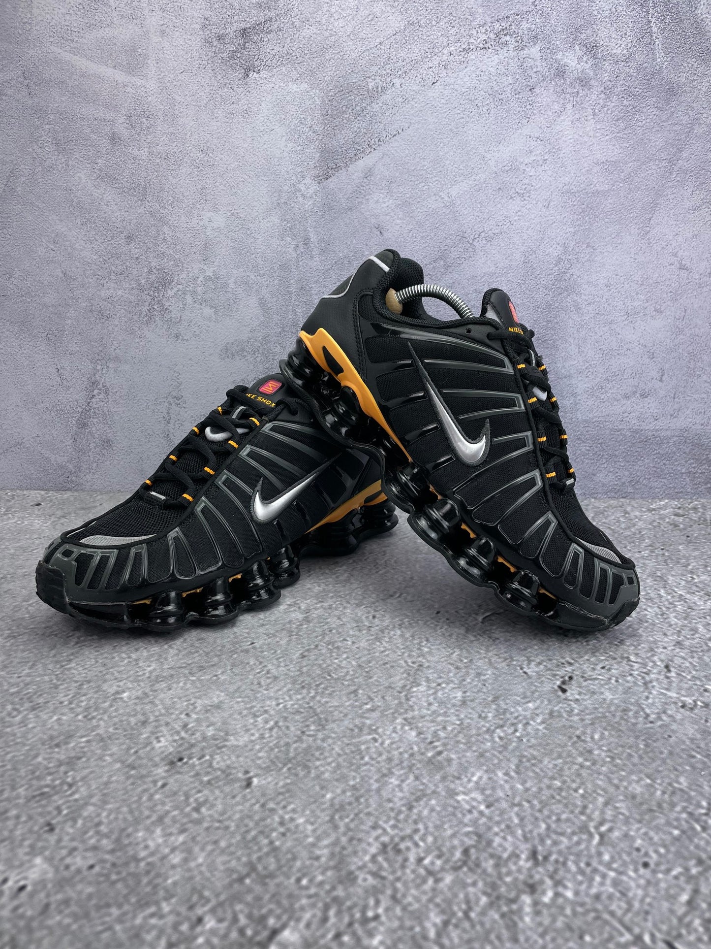 Nike Shox TL IF7119-001 - buty sportowe, para butów, widok z boku na tle studyjnym
