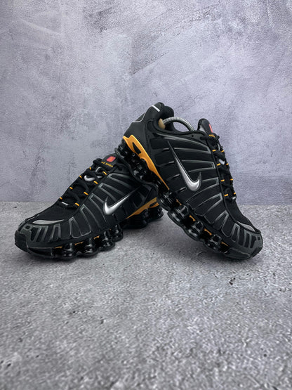 Nike Shox TL IF7119-001 - buty sportowe, para butów, widok z boku na tle studyjnym