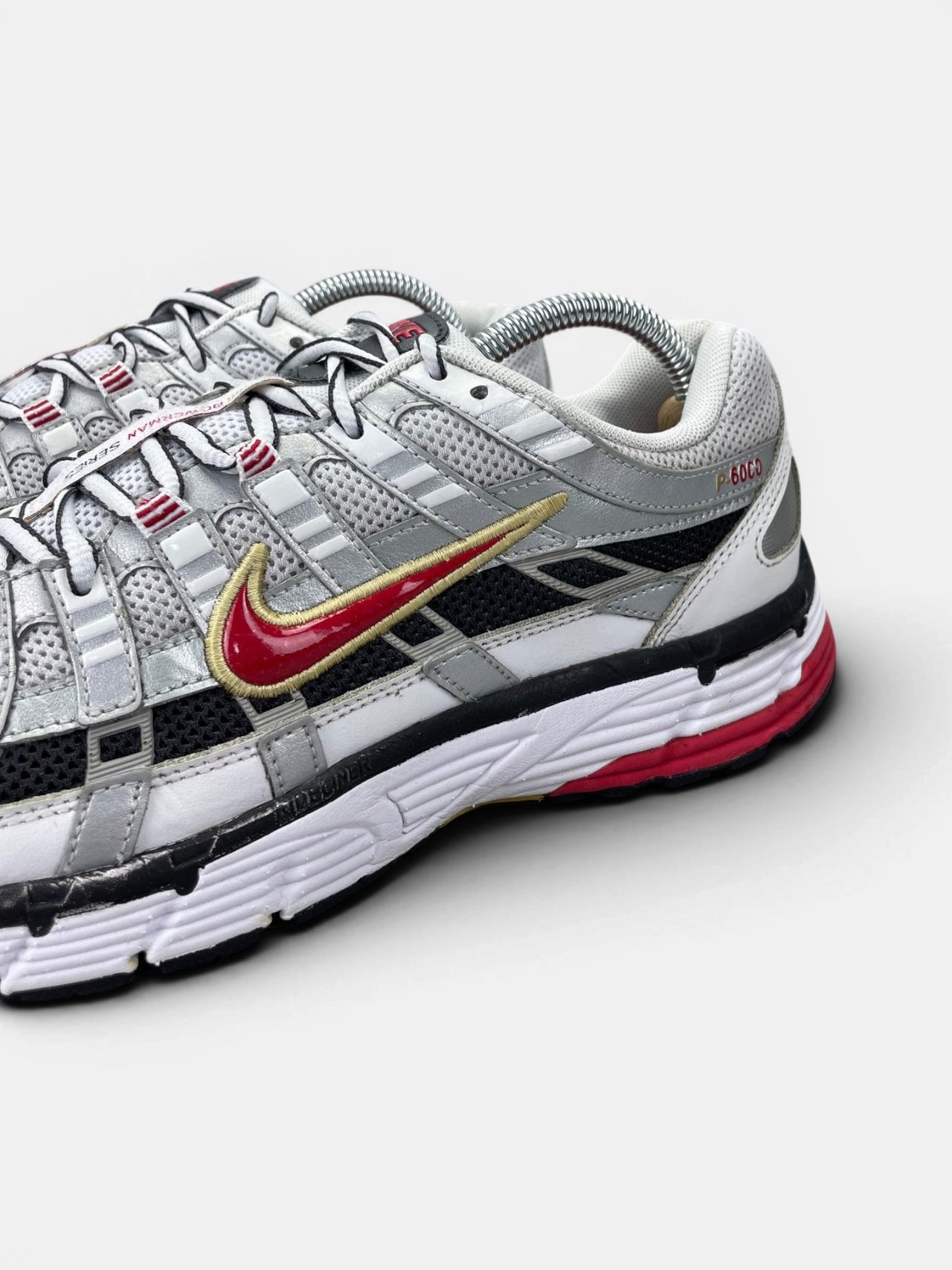 Nike P-6000 Metallic Silver Red — buty sportowe męskie w bardzo dobrym stanie rozmiar 42, opcjonalne zdjęcie 1