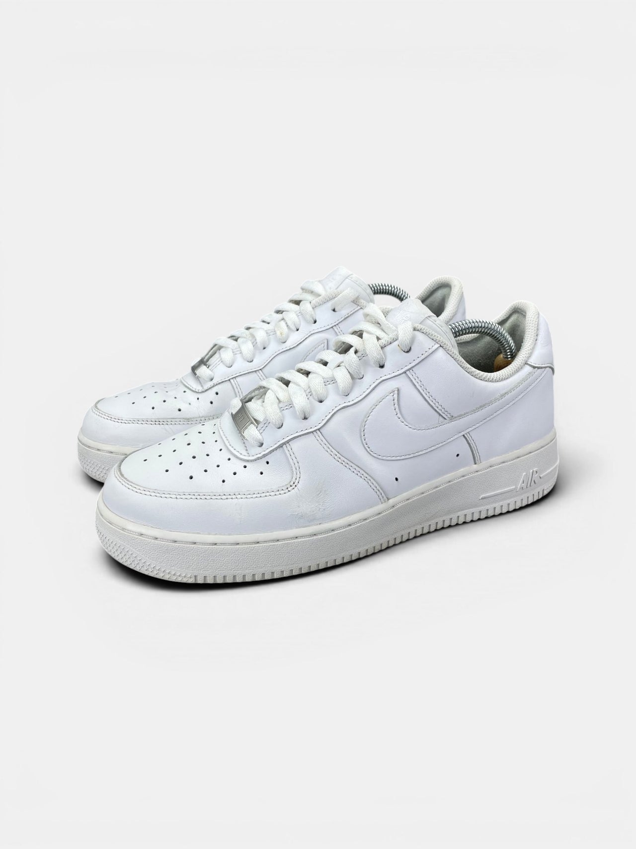 Nike Air Force 1 Low Triple White — buty sportowe męskie w bardzo dobrym stanie rozmiar 42.5, widok z boku