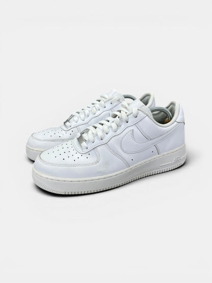 Nike Air Force 1 Low Triple White — buty sportowe męskie w bardzo dobrym stanie rozmiar 42.5, widok z boku