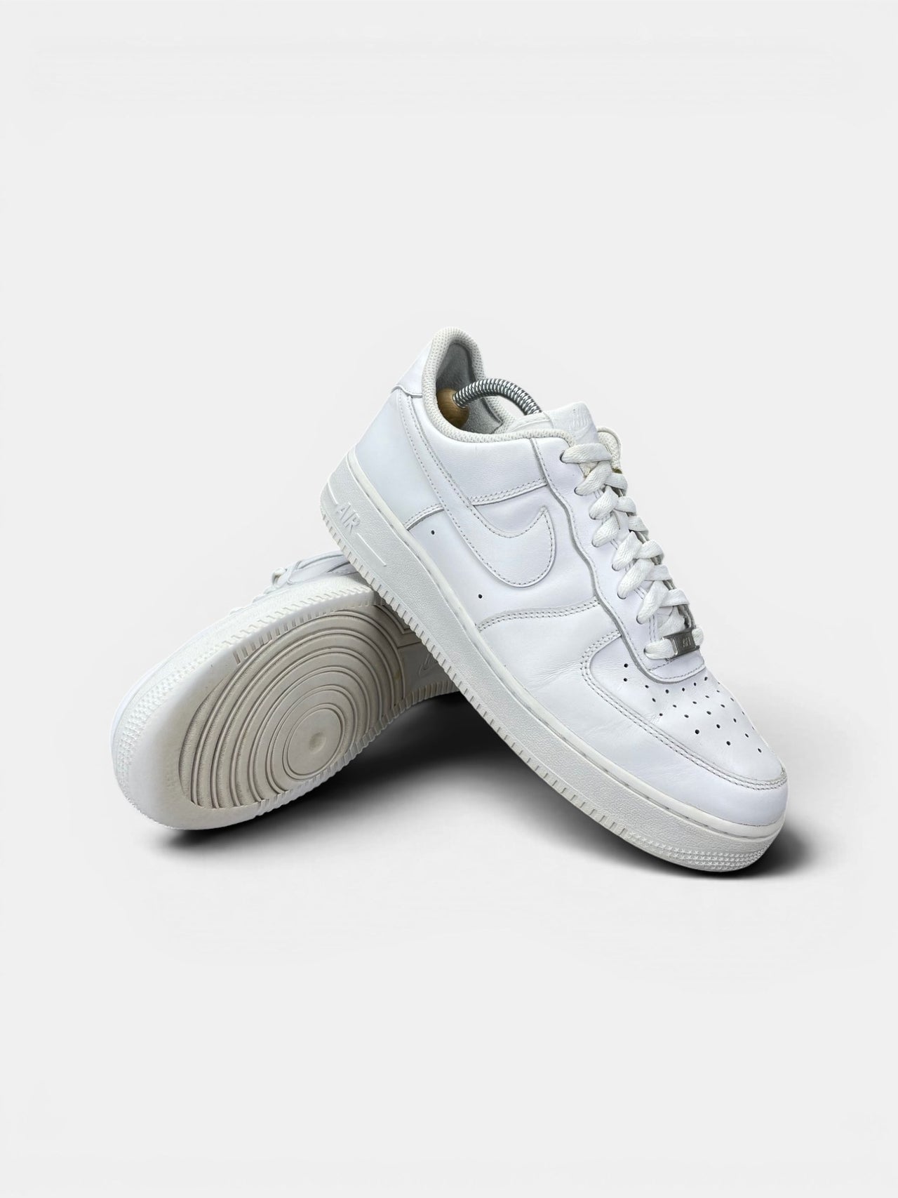 Nike Air Force 1 Low Triple White — buty sportowe męskie w bardzo dobrym stanie rozmiar 42.5, boczny profil