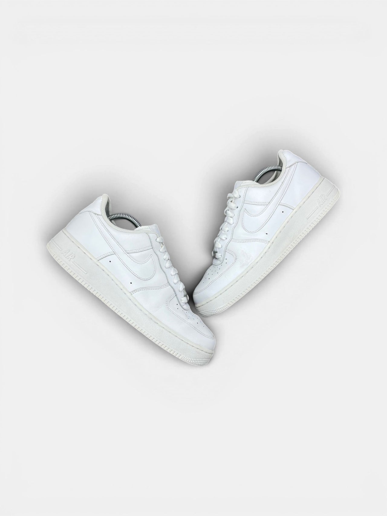 Nike Air Force 1 Low Triple White — buty sportowe męskie w bardzo dobrym stanie rozmiar 42.5, widok z góry na zewnętrzną stronę butów