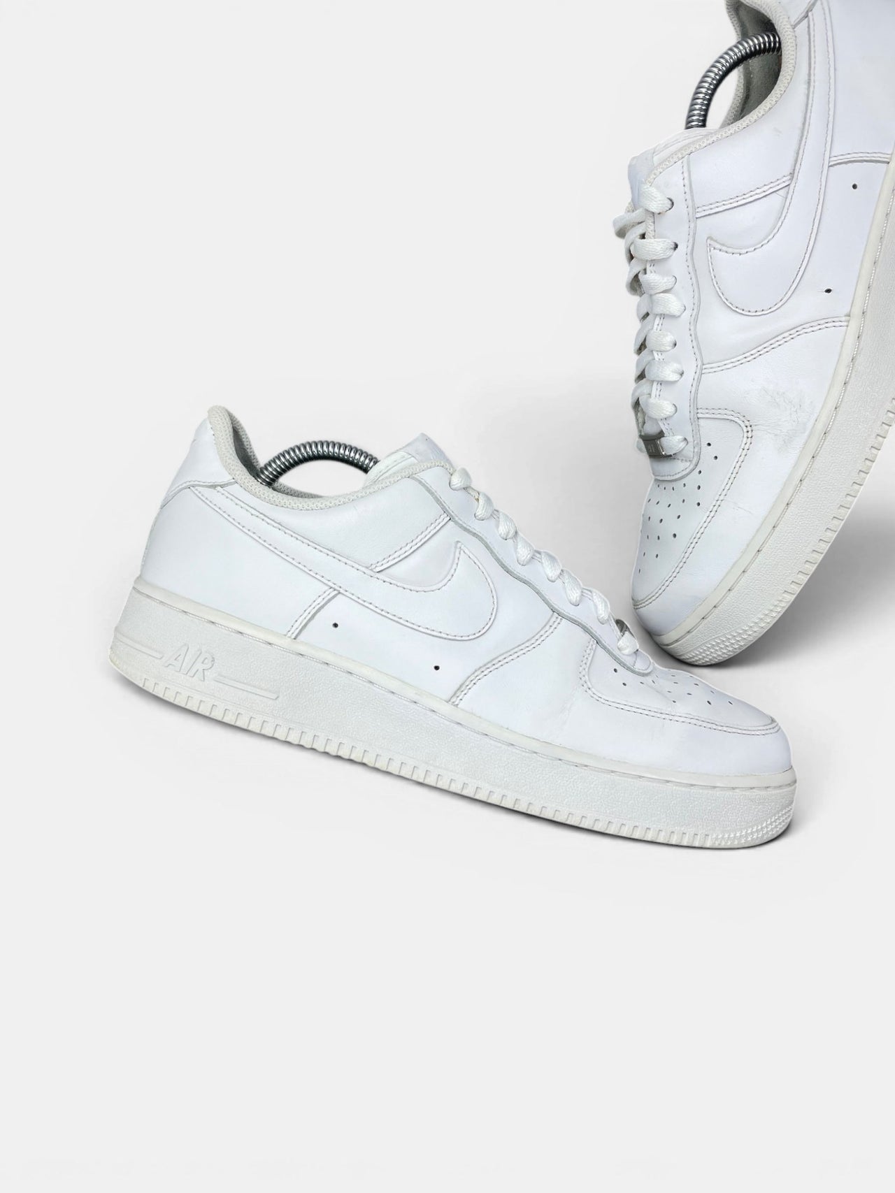 Nike Air Force 1 Low Triple White — buty sportowe męskie w bardzo dobrym stanie rozmiar 42.5, zewnętrzny panel prawego buta