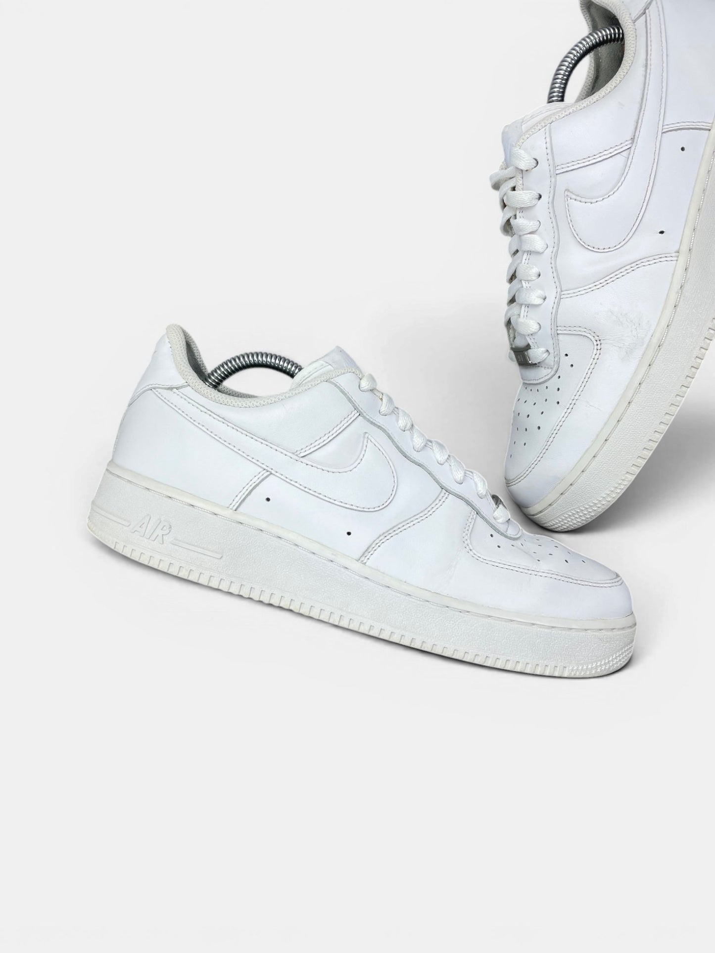 Nike Air Force 1 Low Triple White — buty sportowe męskie w bardzo dobrym stanie rozmiar 42.5, zewnętrzny panel prawego buta