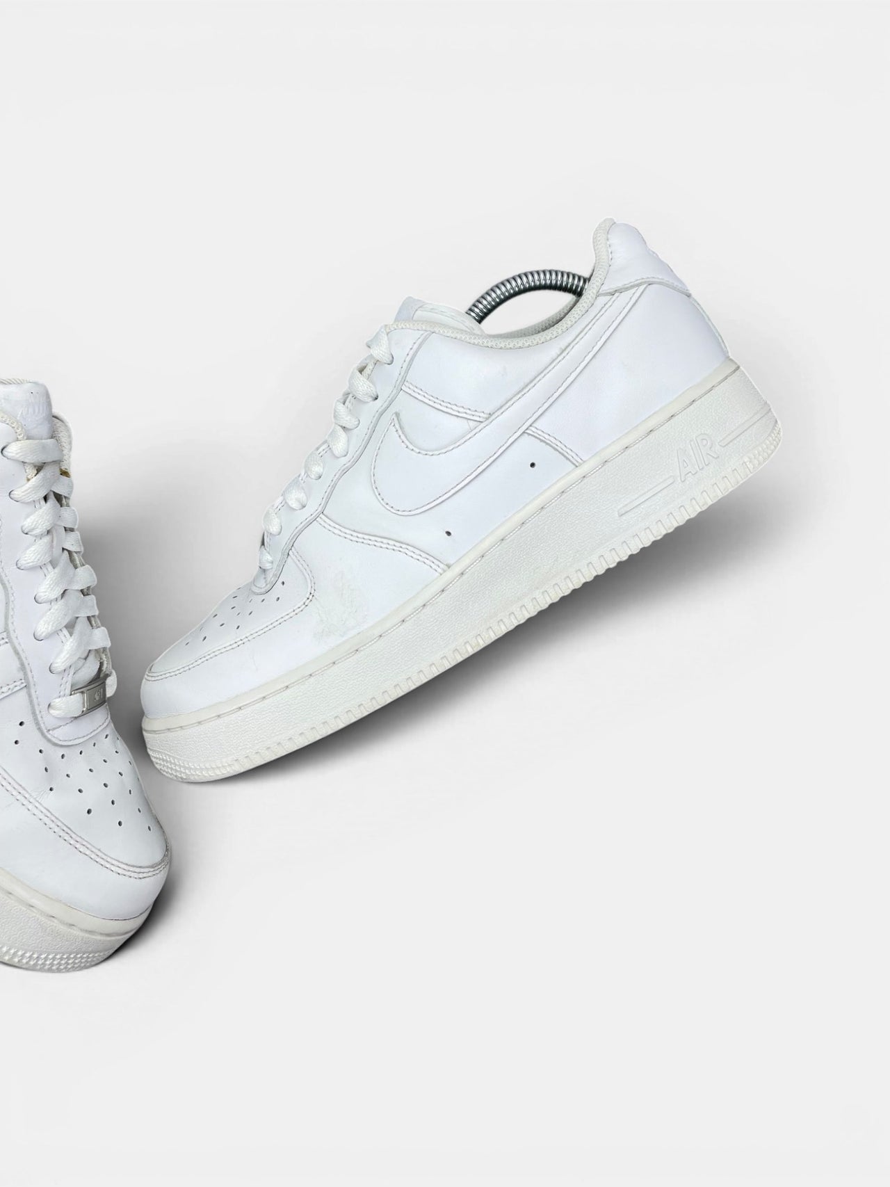 Nike Air Force 1 Low Triple White — buty sportowe męskie w bardzo dobrym stanie rozmiar 42.5, zewnętrzny panel lewego buta