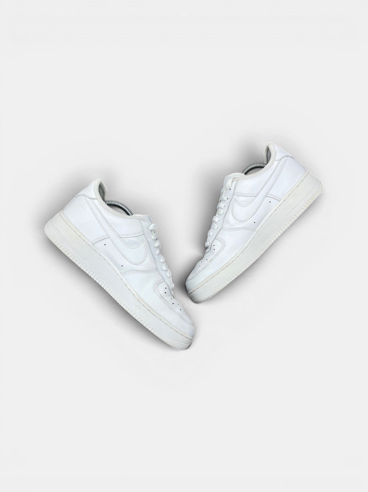 Nike Air Force 1 Low Triple White — buty sportowe męskie w bardzo dobrym stanie rozmiar 42.5, widok z góry na wewnętrzną stronę butów