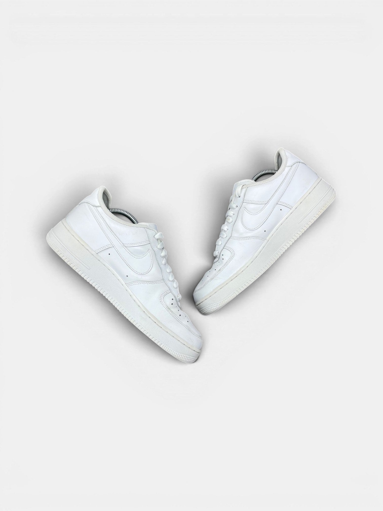 Nike Air Force 1 Low Triple White — buty sportowe męskie w bardzo dobrym stanie rozmiar 42.5, widok z góry na wewnętrzną stronę butów