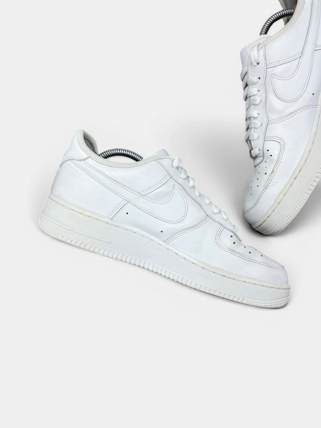 Nike Air Force 1 Low Triple White — buty sportowe męskie w bardzo dobrym stanie rozmiar 42.5, wewnętrzny panel lewego buta