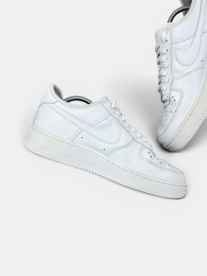 Nike Air Force 1 Low Triple White — buty sportowe męskie w bardzo dobrym stanie rozmiar 42.5, wewnętrzny panel lewego buta