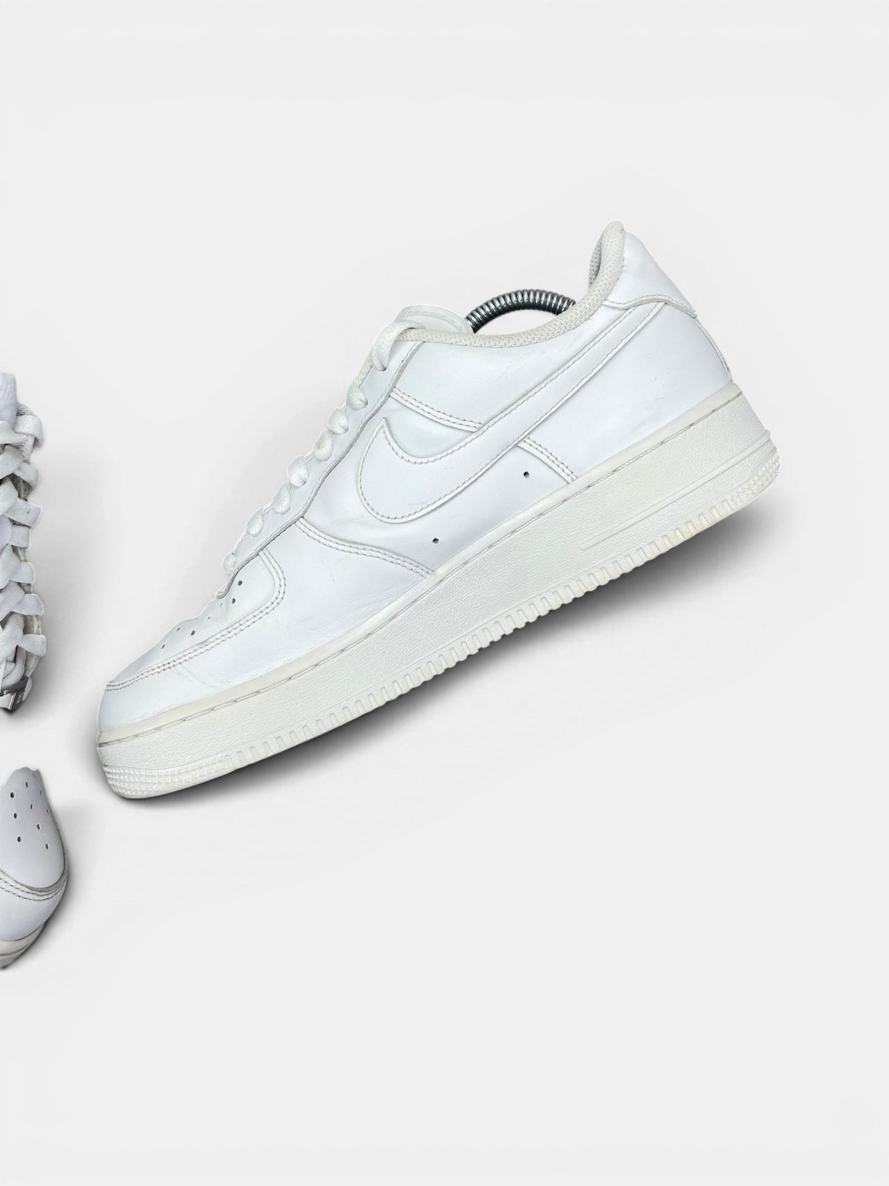 Nike Air Force 1 Low Triple White — buty sportowe męskie w bardzo dobrym stanie rozmiar 42.5, wewnętrzny panel prawego buta