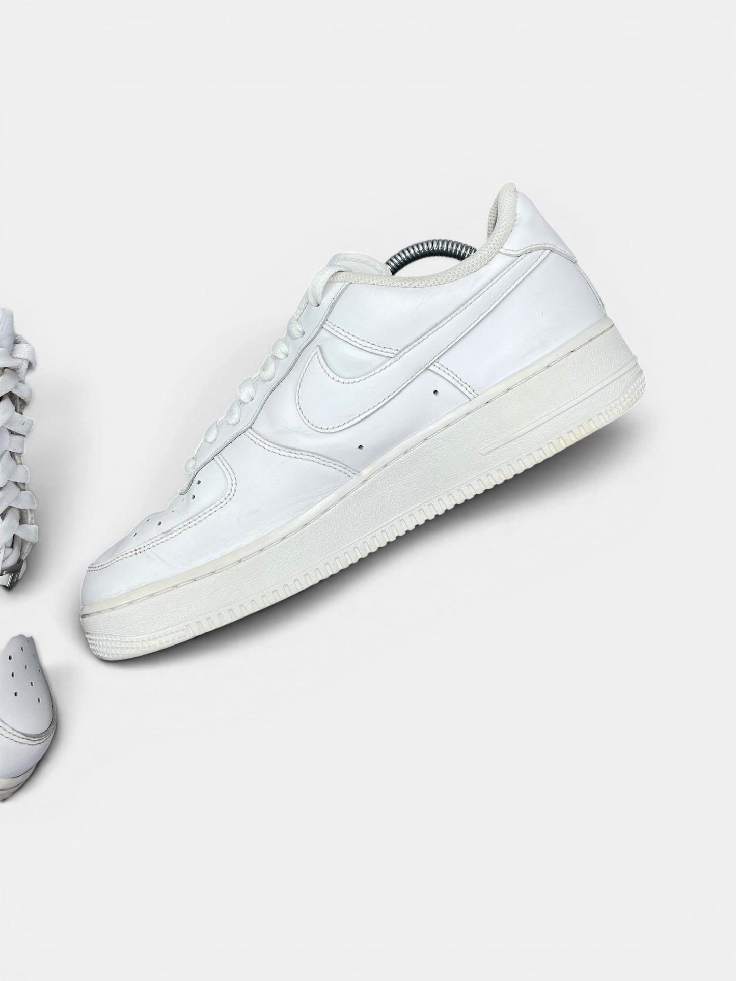 Nike Air Force 1 Low Triple White — buty sportowe męskie w bardzo dobrym stanie rozmiar 42.5, wewnętrzny panel prawego buta