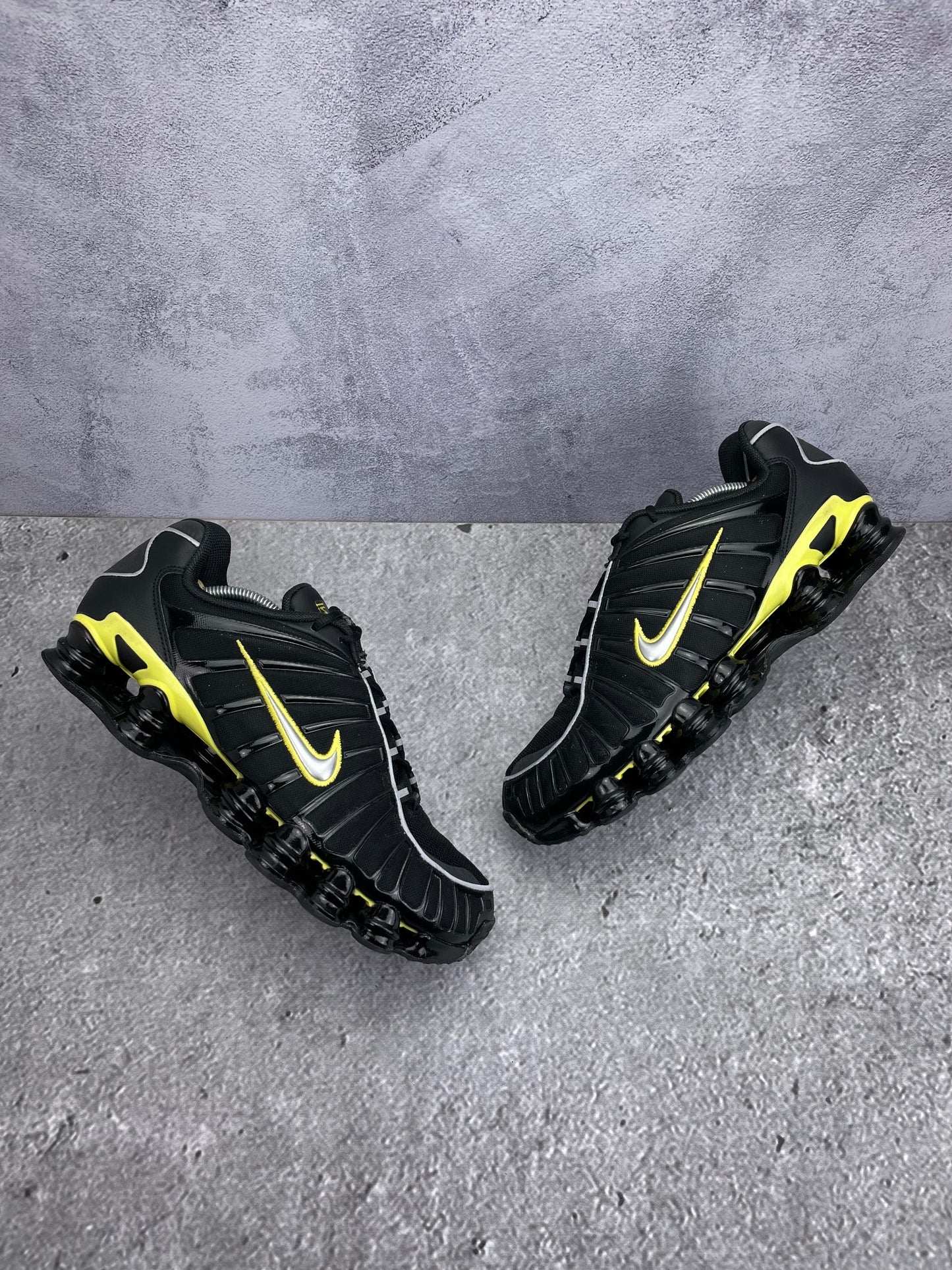 Nike Shox TL Black Dynamic Yellow - buty sportowe, widok z góry na zewnętrzną stronę butów