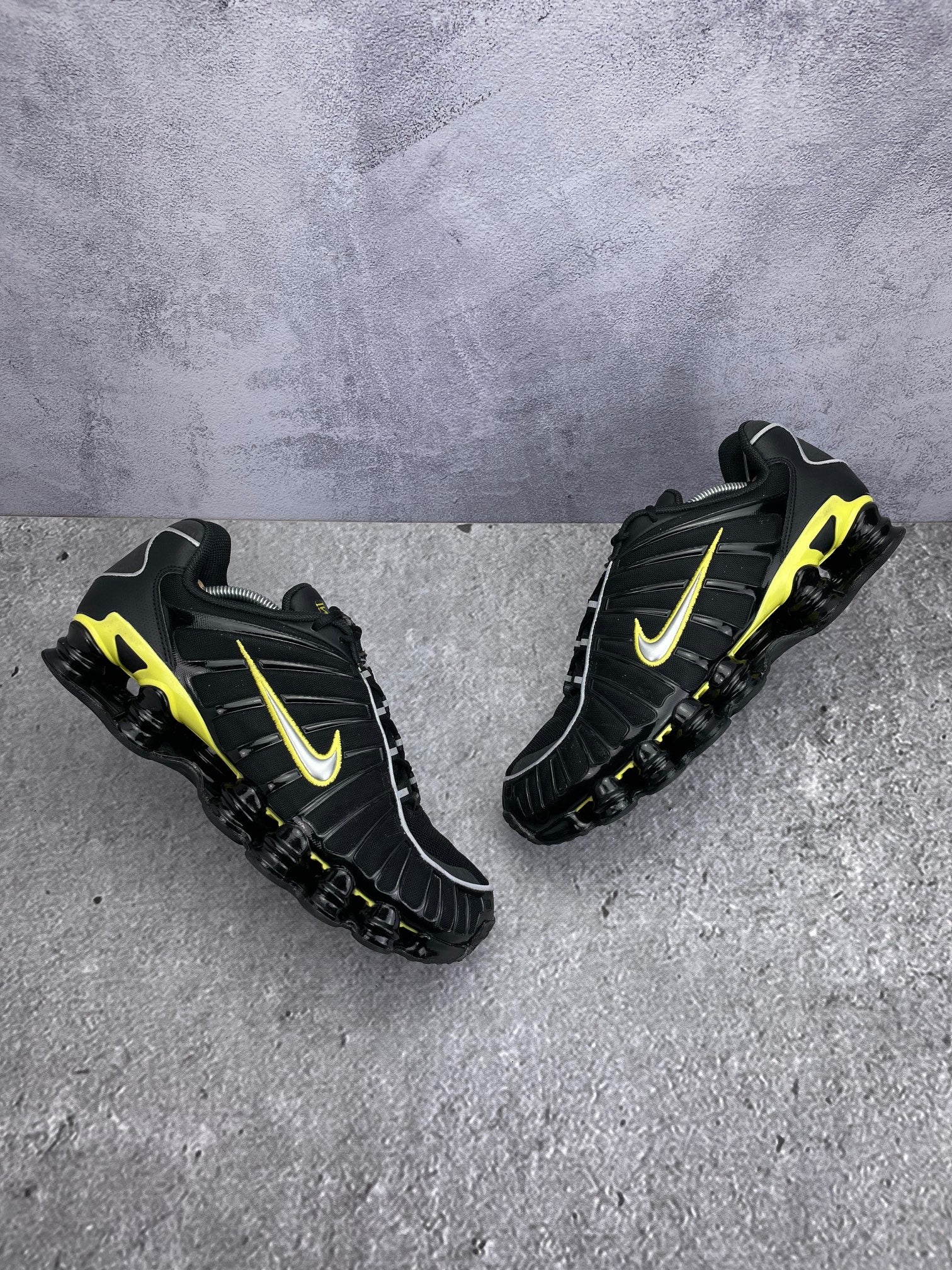 Nike Shox TL Black Dynamic Yellow - buty sportowe, widok z góry na zewnętrzną stronę butów