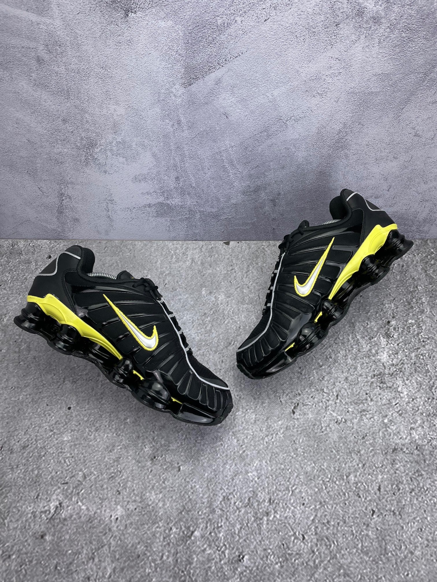 Nike Shox TL Black Dynamic Yellow - buty sportowe, zewnętrzny panel prawego buta