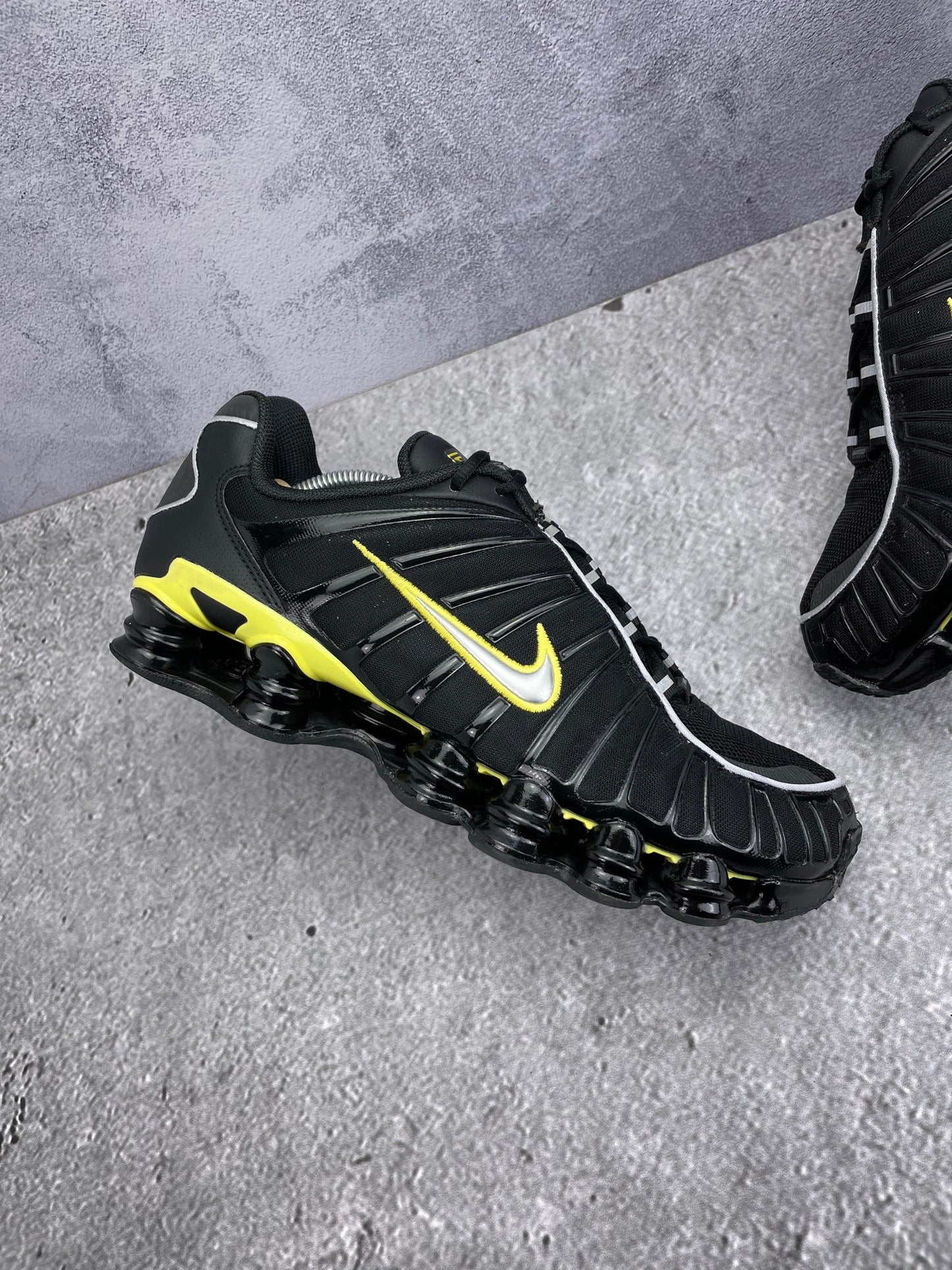 Nike Shox TL Black Dynamic Yellow - buty sportowe, zewnętrzny panel lewego buta