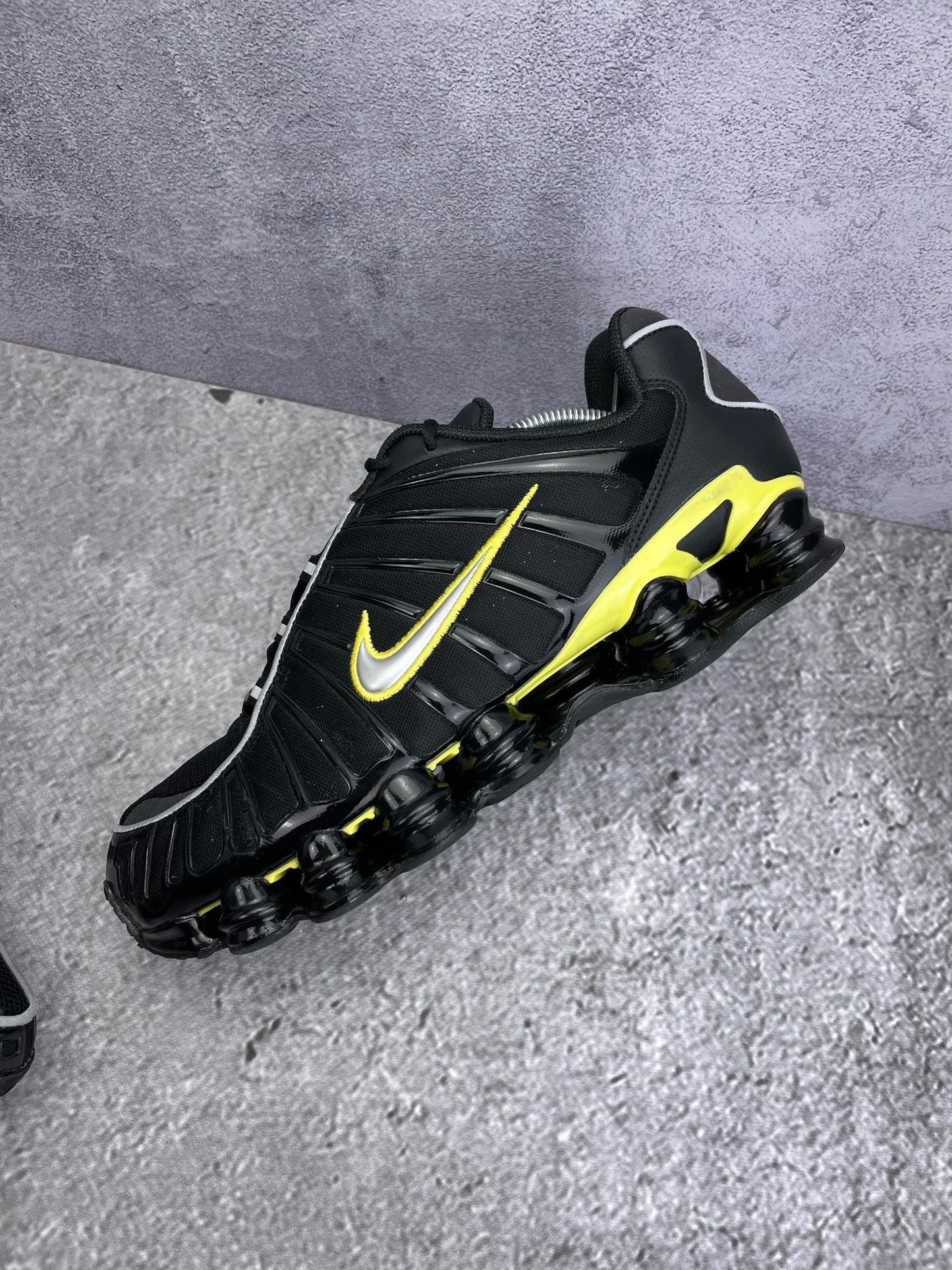 Nike Shox TL Black Dynamic Yellow - buty sportowe, widok z góry na wewnętrzną stronę butów