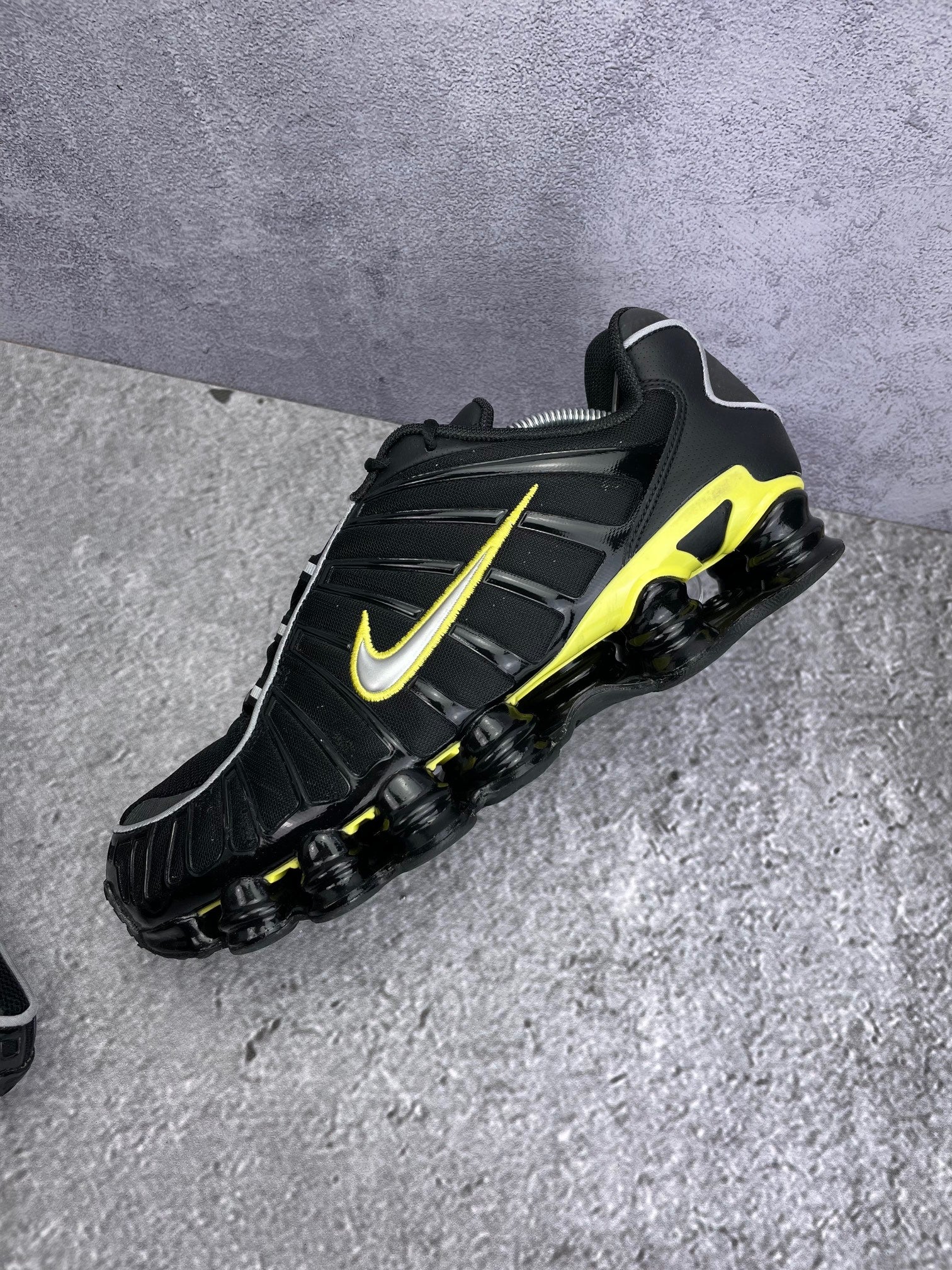 Nike Shox TL Black Dynamic Yellow - buty sportowe, widok z góry na wewnętrzną stronę butów