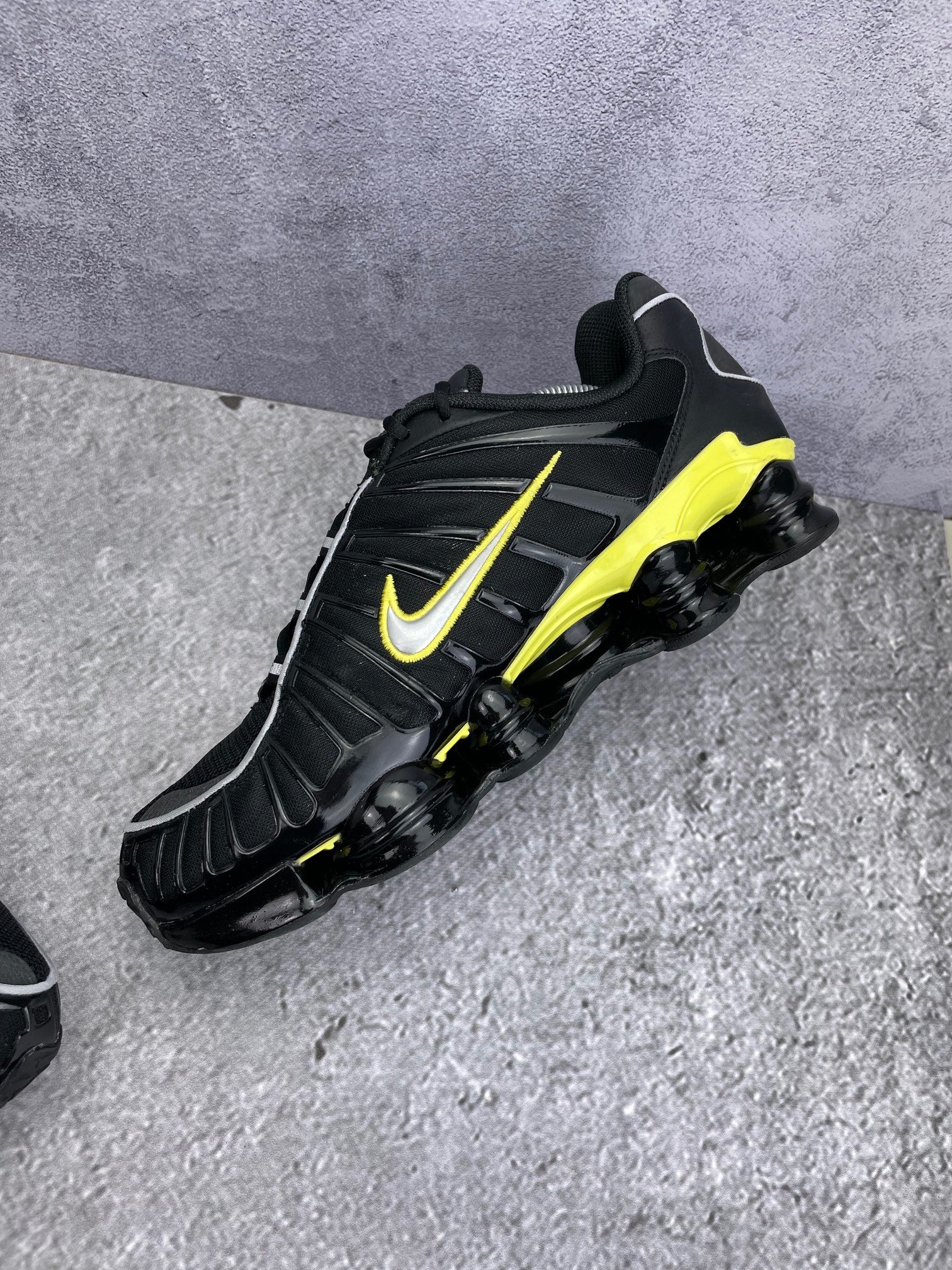 Nike Shox TL Black Dynamic Yellow - buty sportowe, wewnętrzny panel prawego buta