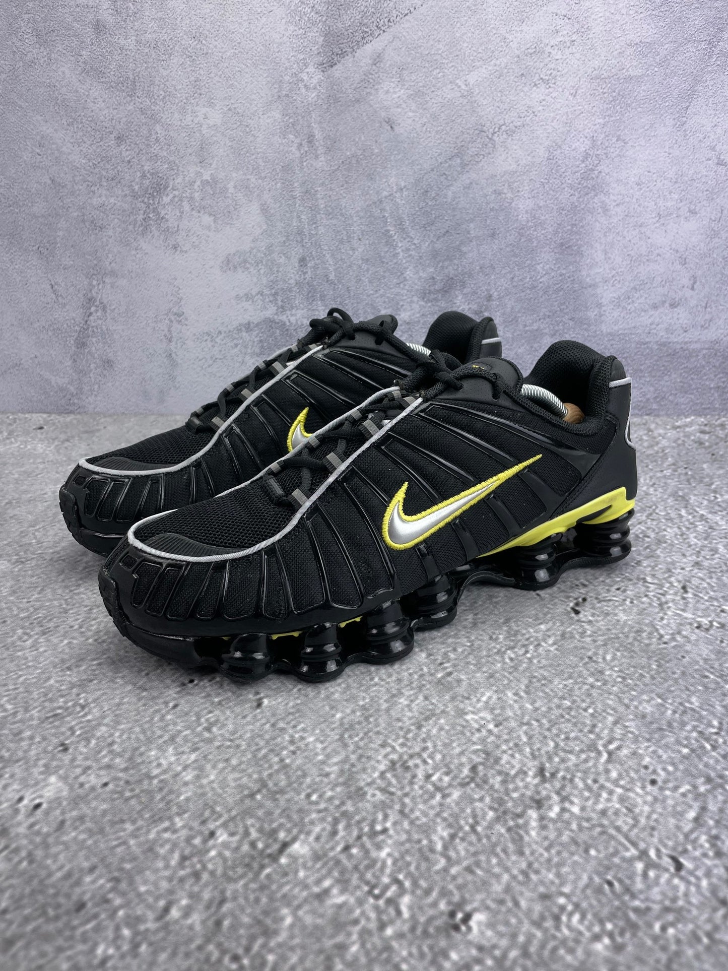 Nike Shox TL Black Dynamic Yellow - buty sportowe, widok z boku na tle studyjnym