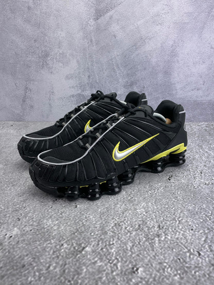 Nike Shox TL Black Dynamic Yellow - buty sportowe, widok z boku na tle studyjnym