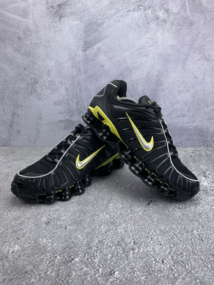Nike Shox TL Black Dynamic Yellow - buty sportowe, para butów, widok z boku na tle studyjnym