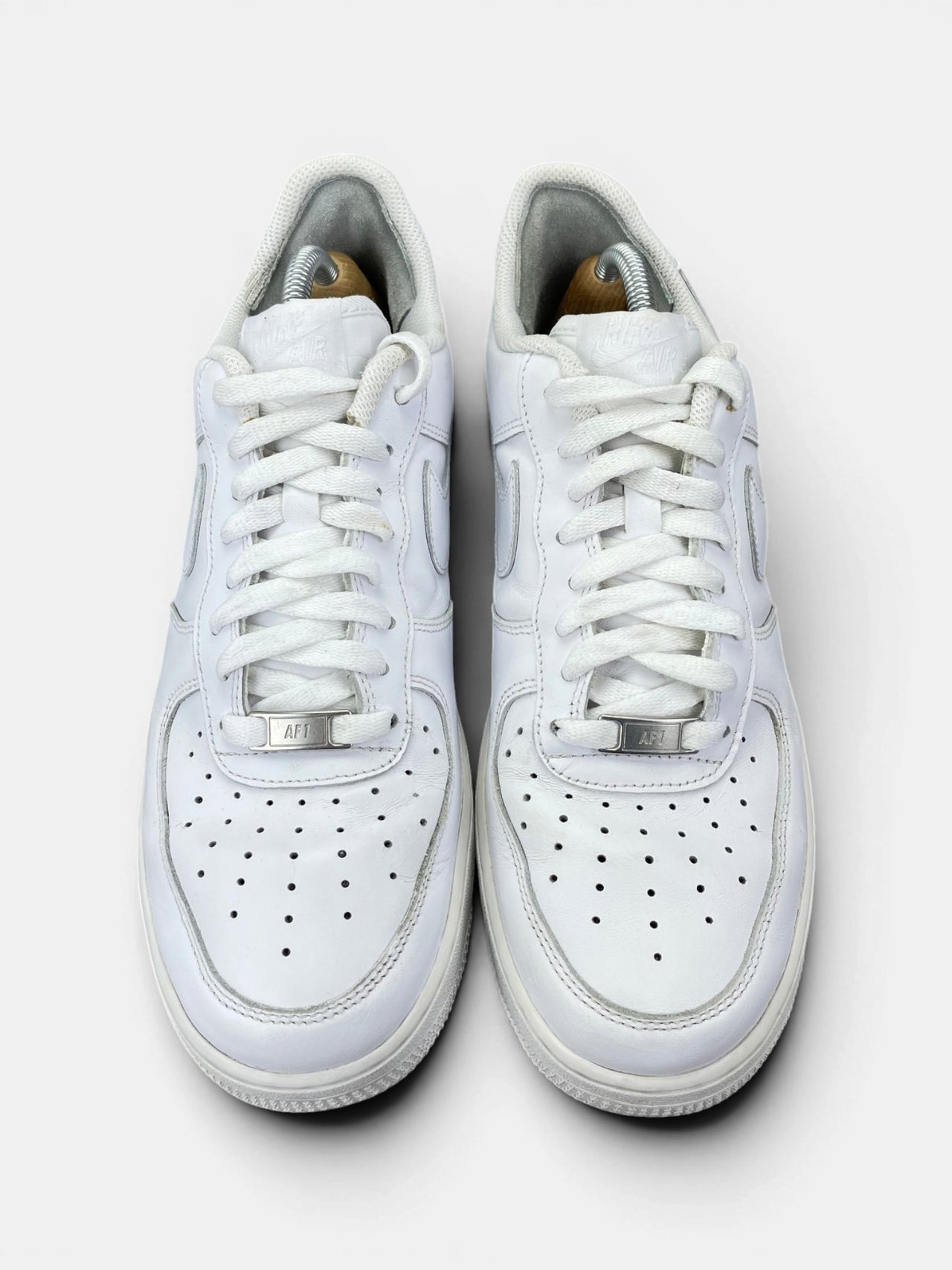 Nike Air Force 1 Low Triple White — buty sportowe męskie w bardzo dobrym stanie rozmiar 42.5, widok z góry