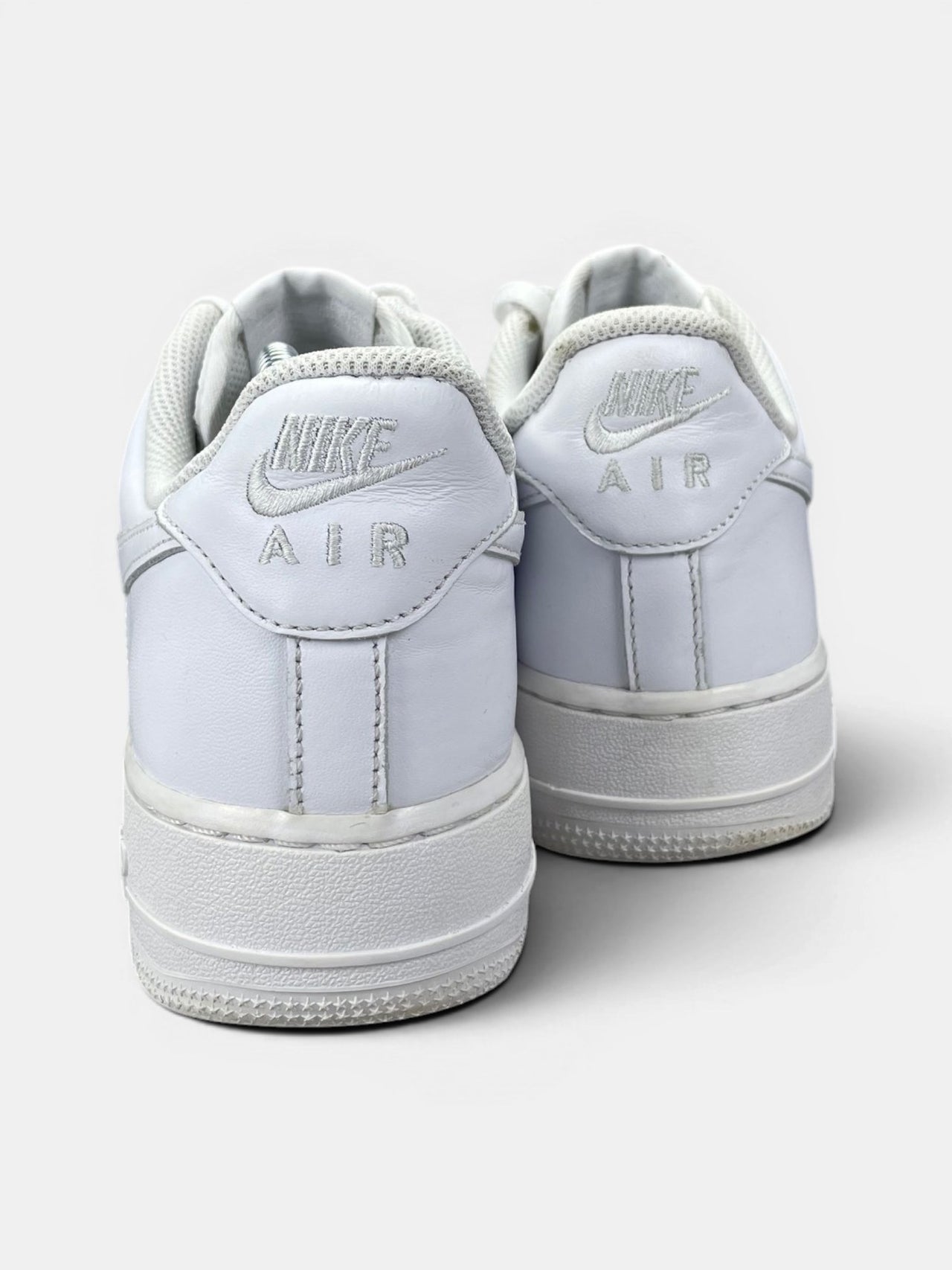 Nike Air Force 1 Low Triple White — buty sportowe męskie w bardzo dobrym stanie rozmiar 42.5, widok z tyłu