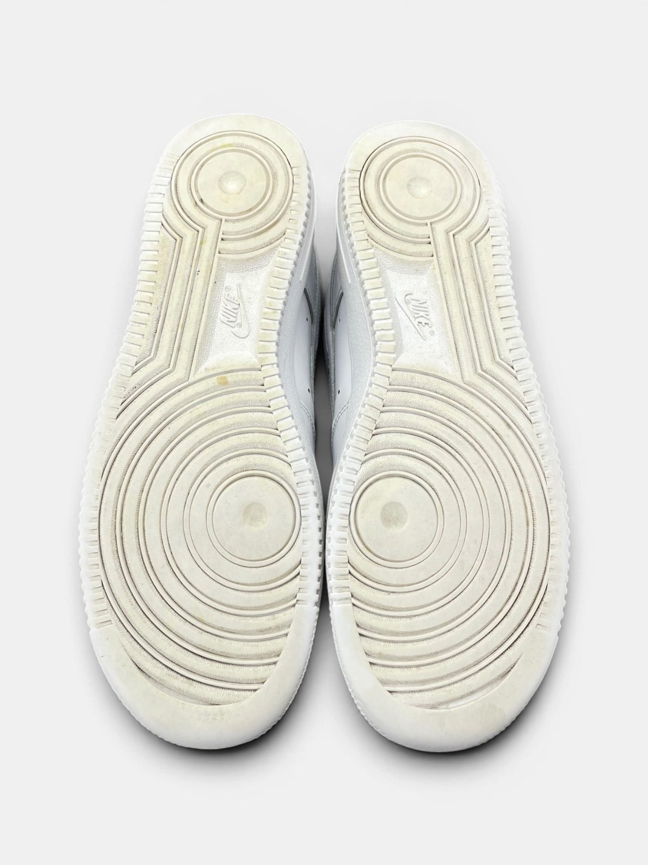 Nike Air Force 1 Low Triple White — buty sportowe męskie w bardzo dobrym stanie rozmiar 42.5, podeszwa