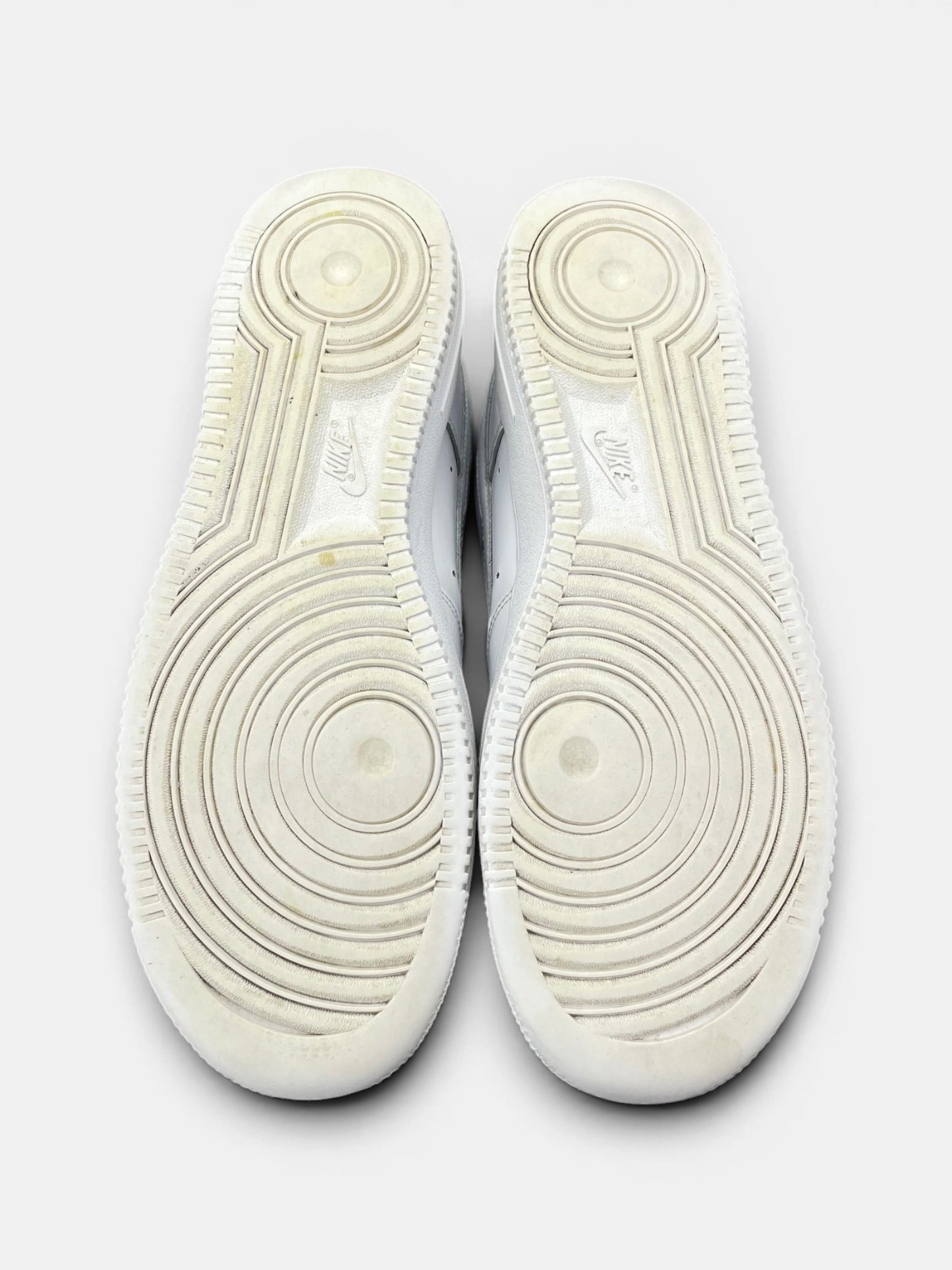 Nike Air Force 1 Low Triple White — buty sportowe męskie w bardzo dobrym stanie rozmiar 42.5, podeszwa