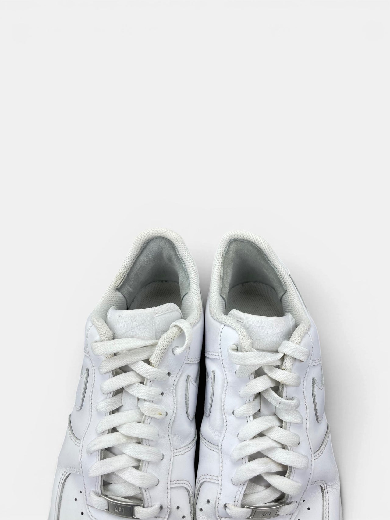 Nike Air Force 1 Low Triple White — buty sportowe męskie w bardzo dobrym stanie rozmiar 42.5, zapiętki butów