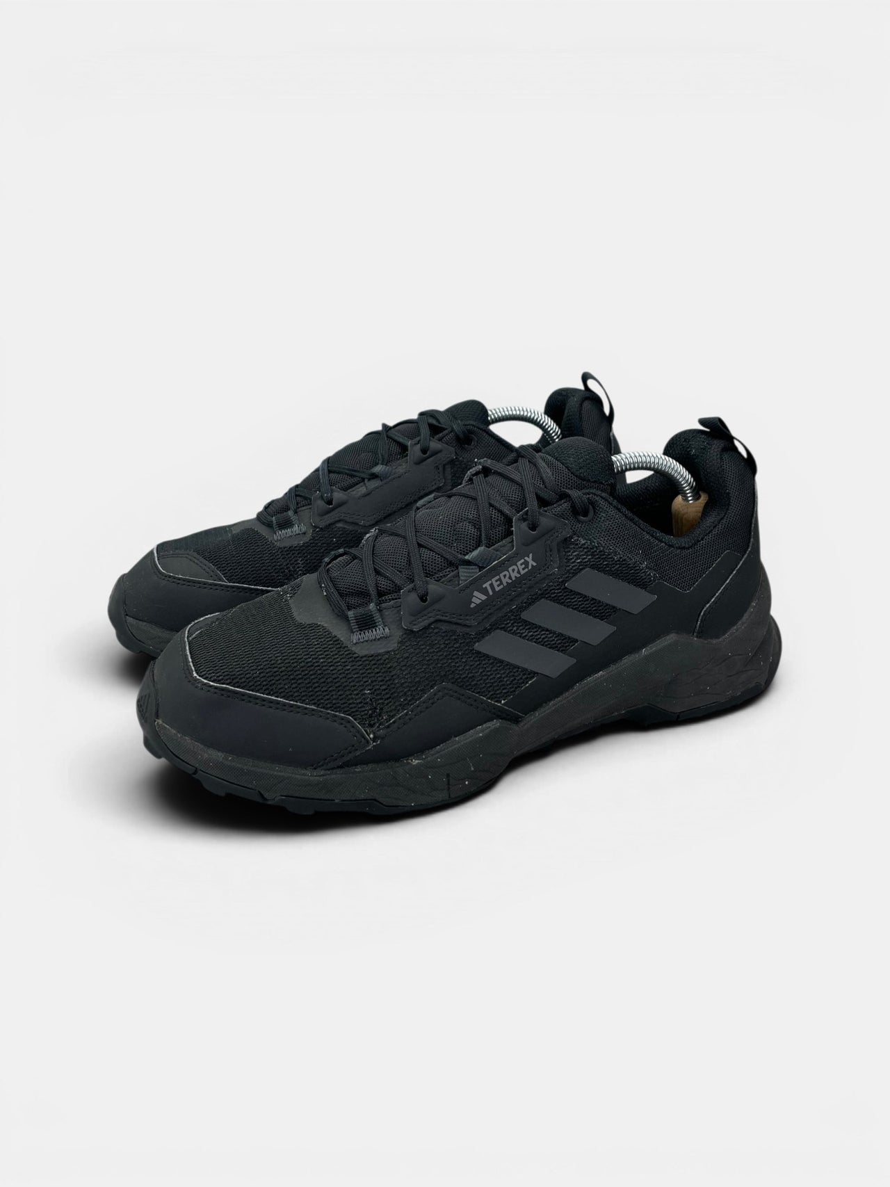 Adidas Terrex AX4 Black Carbon — buty sportowe męskie w bardzo dobrym stanie rozmiar 44, widok z boku