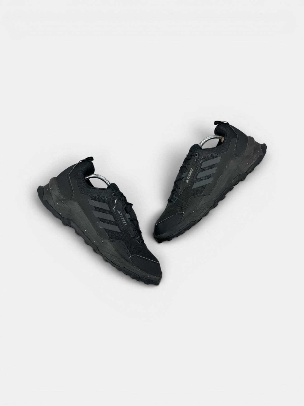 Adidas Terrex AX4 Black Carbon — buty sportowe męskie w bardzo dobrym stanie rozmiar 44, widok z góry na zewnętrzną stronę butów