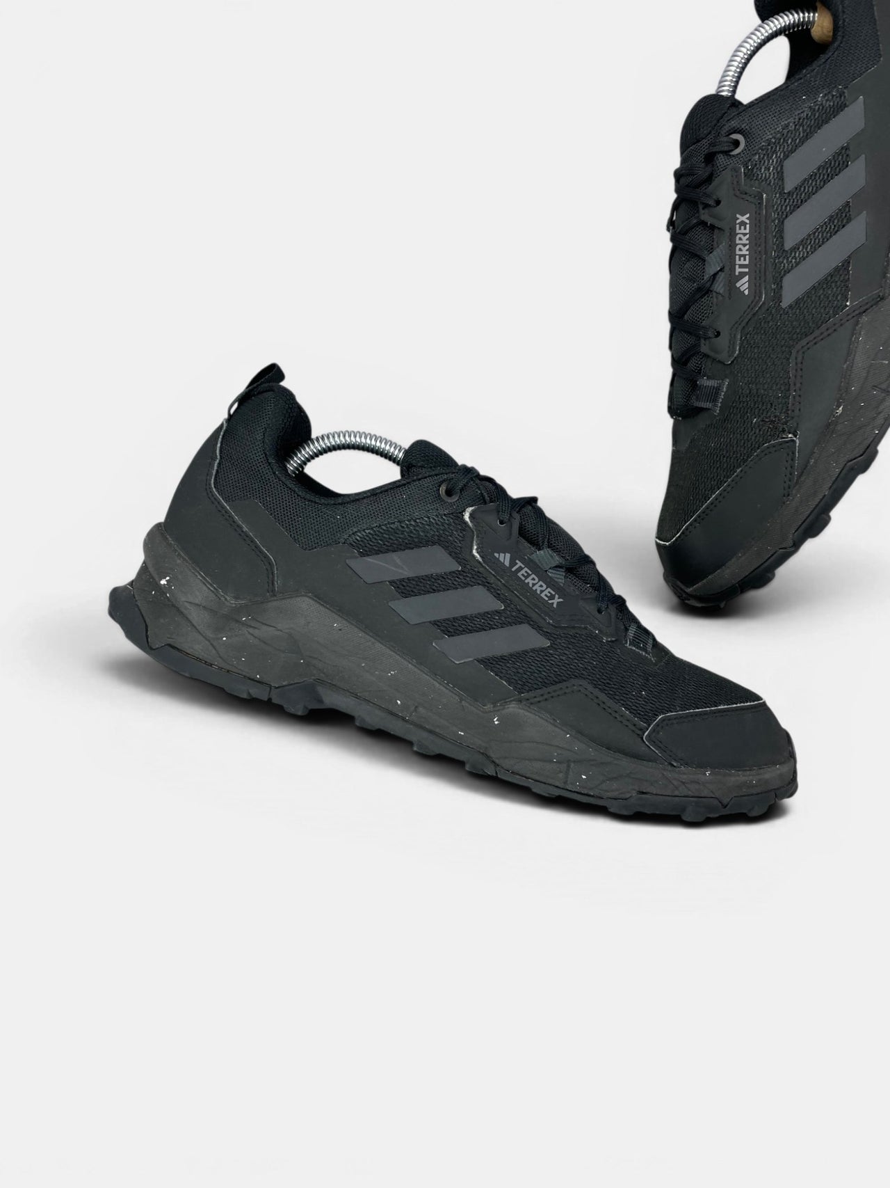 Adidas Terrex AX4 Black Carbon — buty sportowe męskie w bardzo dobrym stanie rozmiar 44, zewnętrzny panel prawego buta