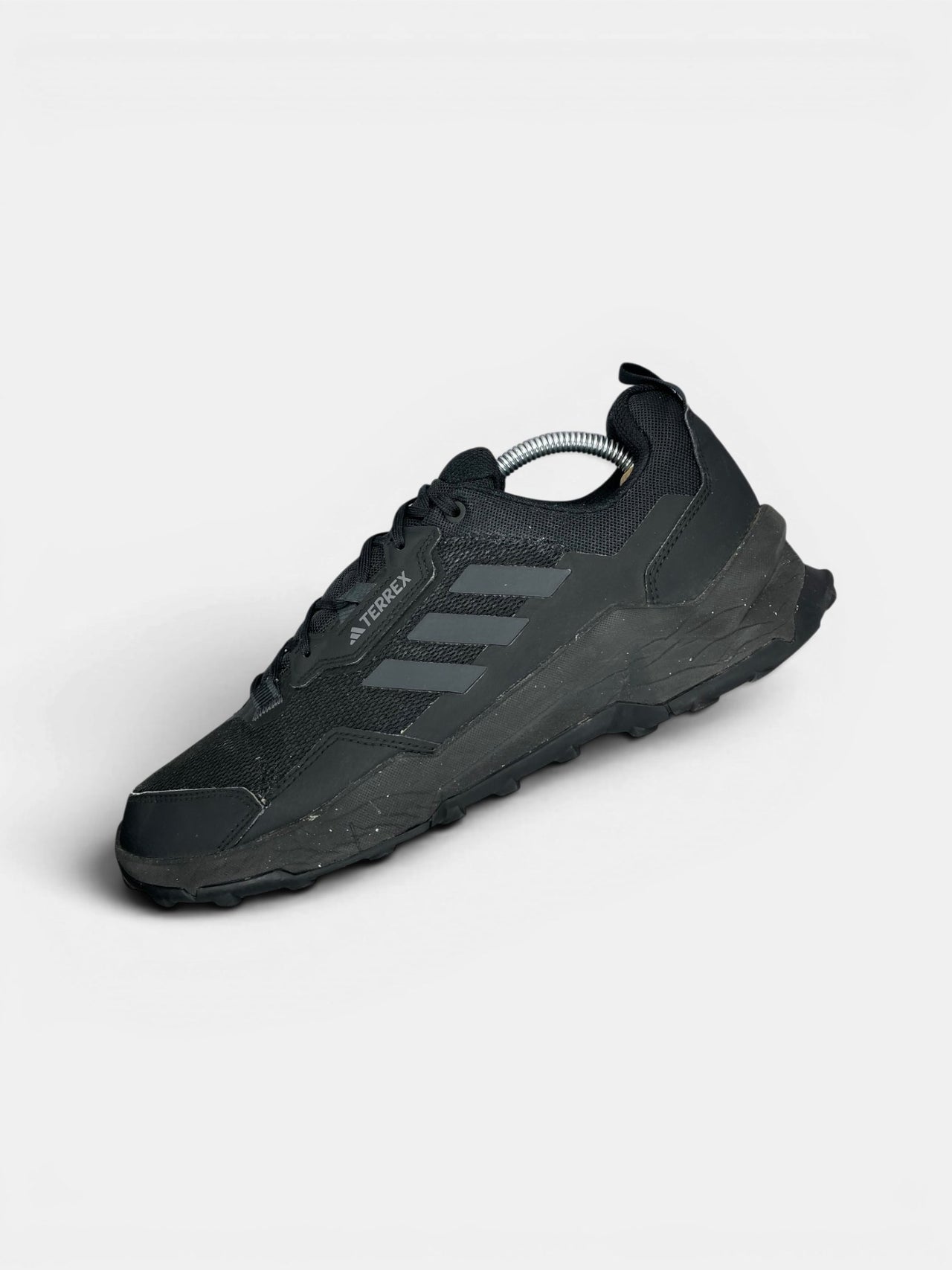 Adidas Terrex AX4 Black Carbon — buty sportowe męskie w bardzo dobrym stanie rozmiar 44, zewnętrzny panel lewego buta