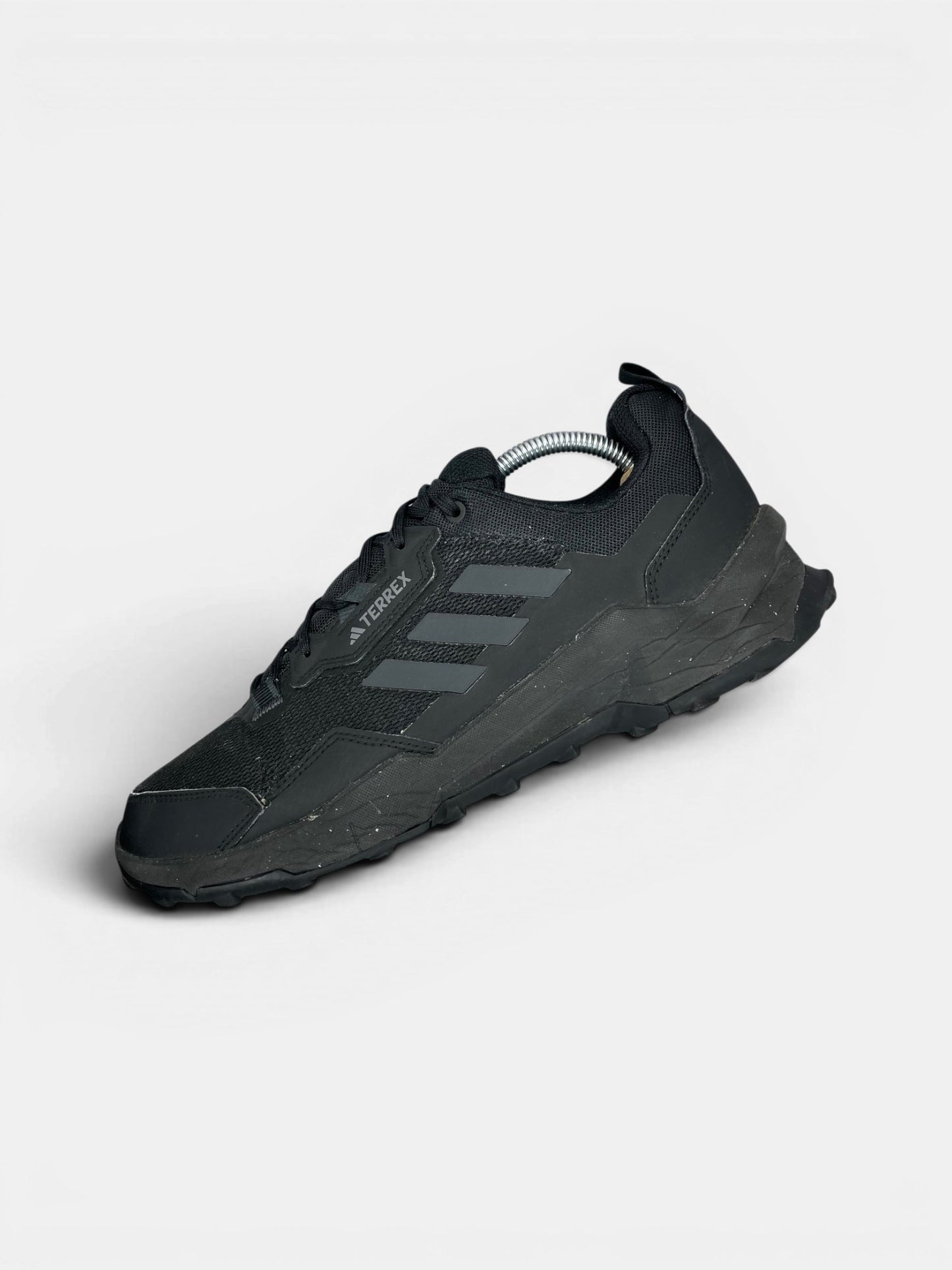 Adidas Terrex AX4 Black Carbon — buty sportowe męskie w bardzo dobrym stanie rozmiar 44, zewnętrzny panel lewego buta
