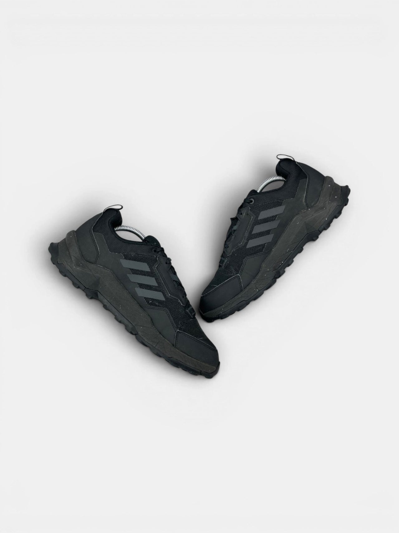 Adidas Terrex AX4 Black Carbon — buty sportowe męskie w bardzo dobrym stanie rozmiar 44, widok z góry na wewnętrzną stronę butów