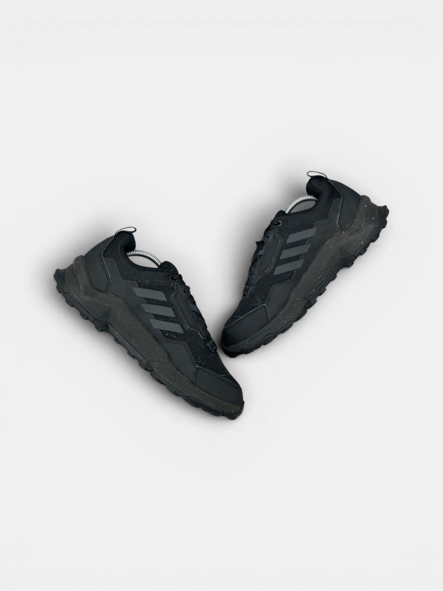 Adidas Terrex AX4 Black Carbon — buty sportowe męskie w bardzo dobrym stanie rozmiar 44, widok z góry na wewnętrzną stronę butów