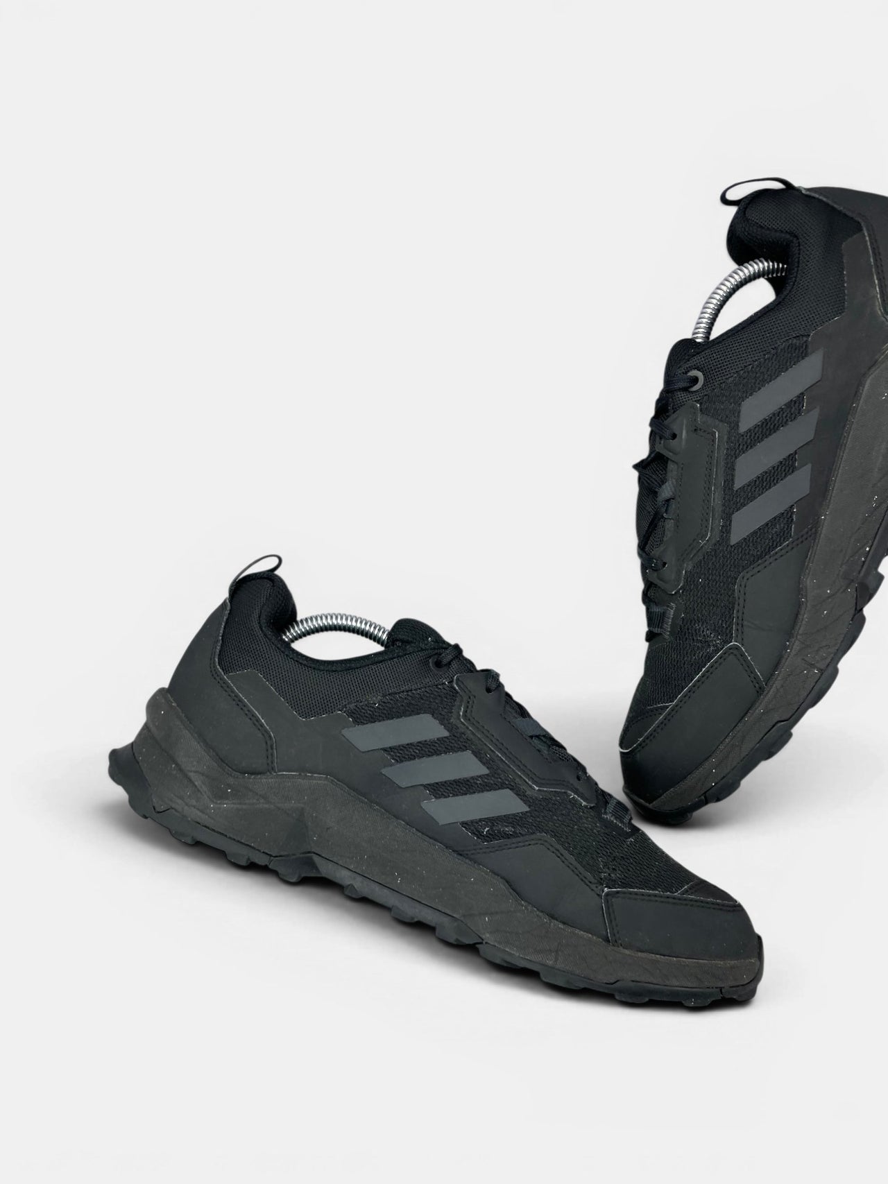 Adidas Terrex AX4 Black Carbon — buty sportowe męskie w bardzo dobrym stanie rozmiar 44, wewnętrzny panel lewego buta