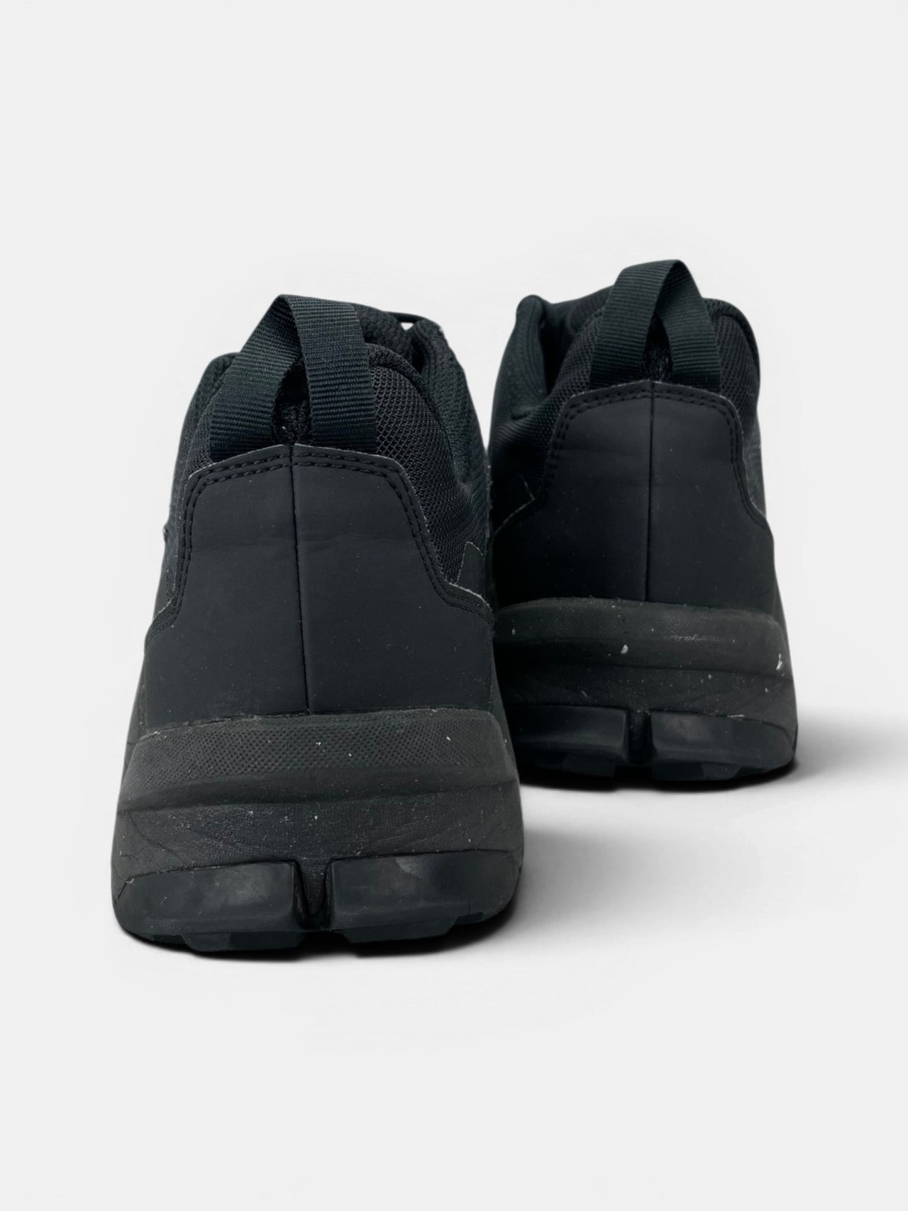 Adidas Terrex AX4 Black Carbon — buty sportowe męskie w bardzo dobrym stanie rozmiar 44, widok z tyłu
